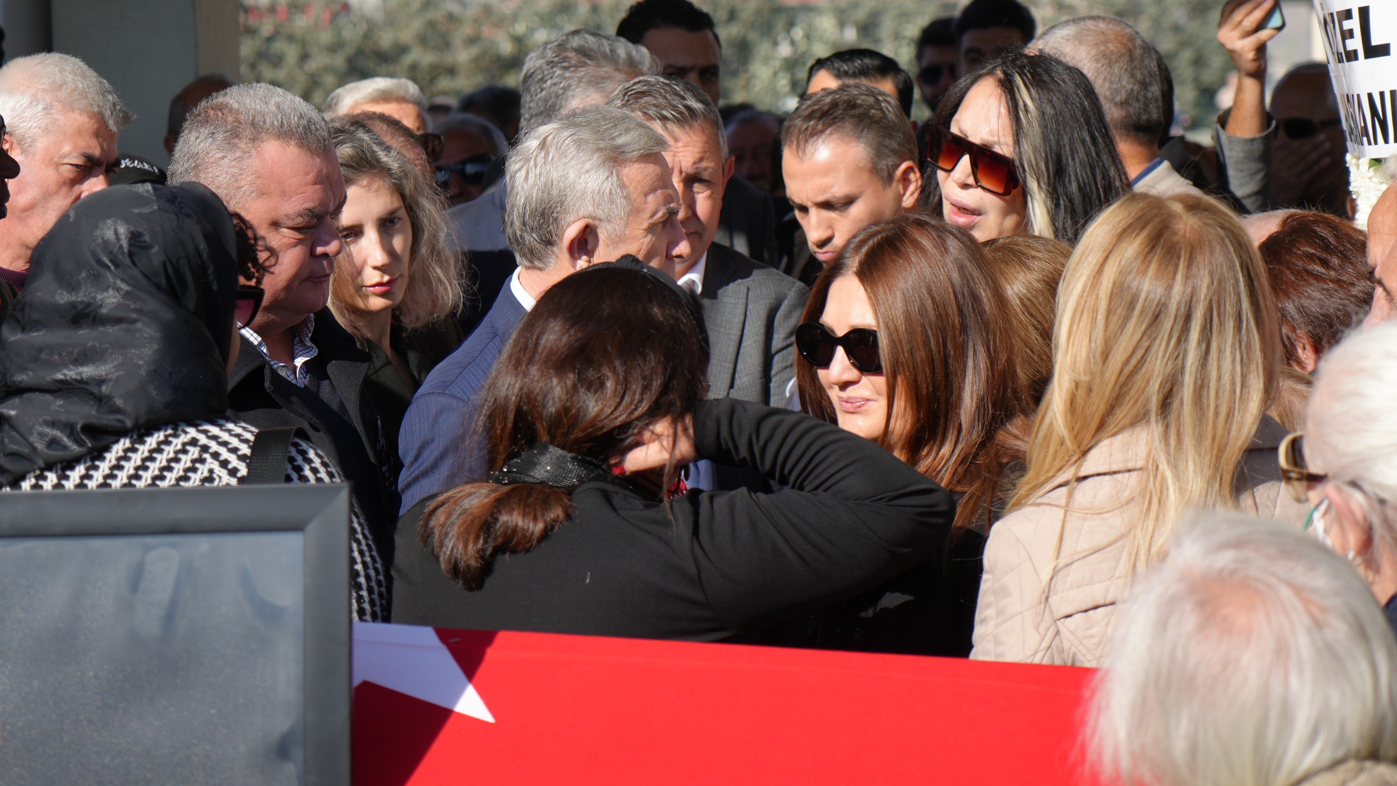 Sanat Dünyasının Acı Kaybı Muazzez Abacı Son Yolculuğuna Uğurlandı (5)