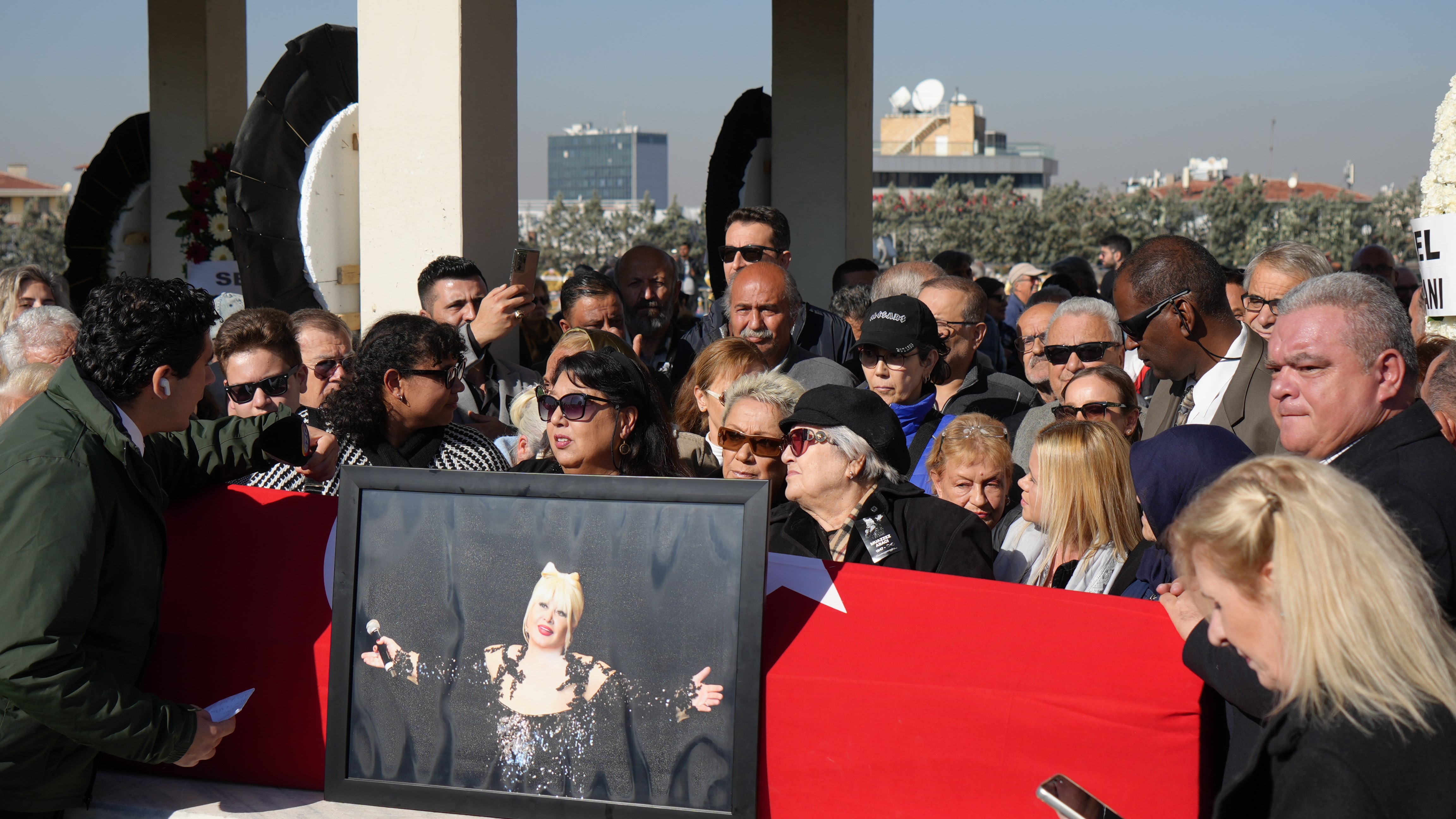 Sanat Dünyasının Acı Kaybı Muazzez Abacı Son Yolculuğuna Uğurlandı (7)