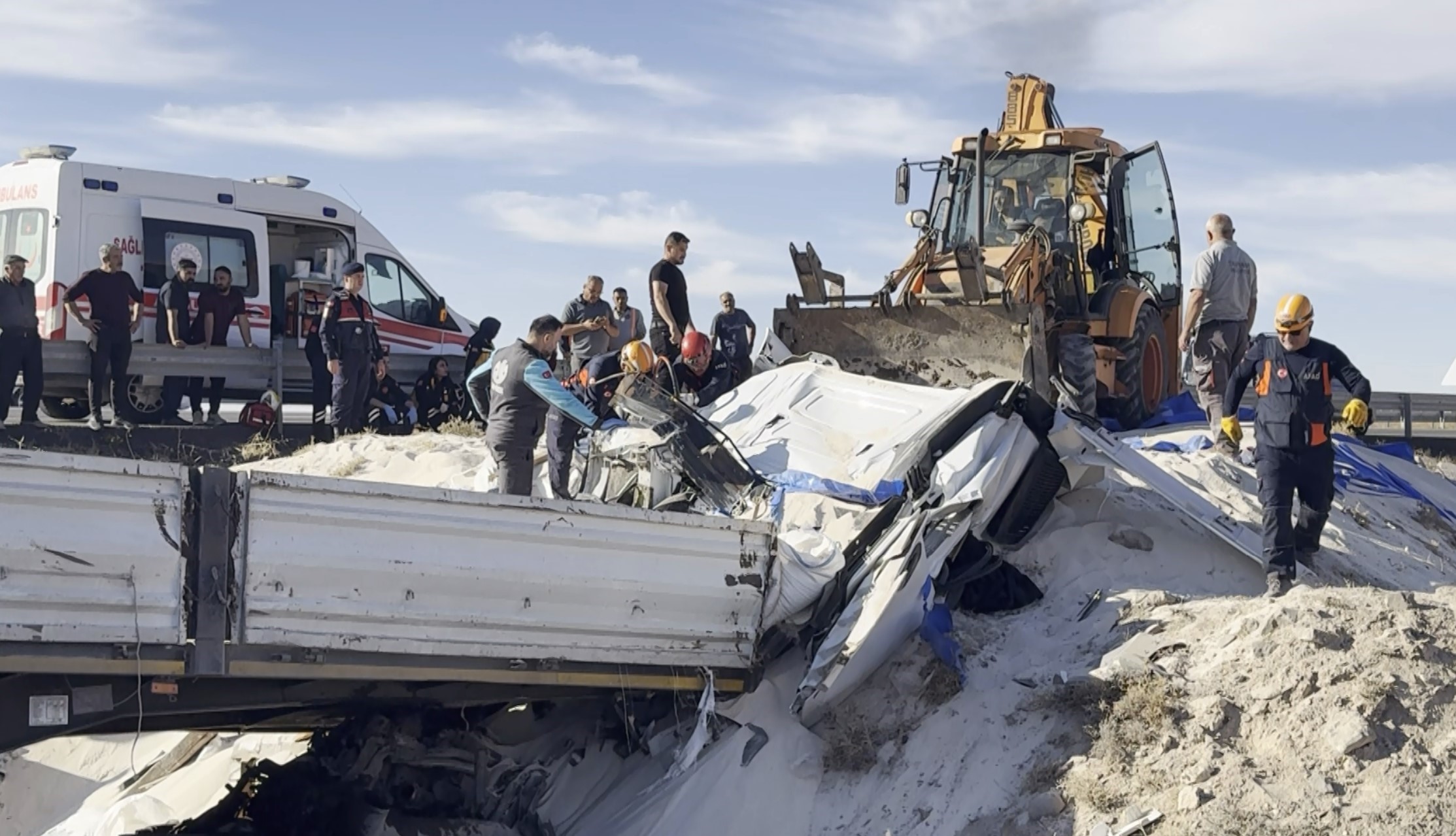 Sarampole Yuvarlanan Tirda Feci Son Surucu Kum Altinda Kalarak Can Verdi-1