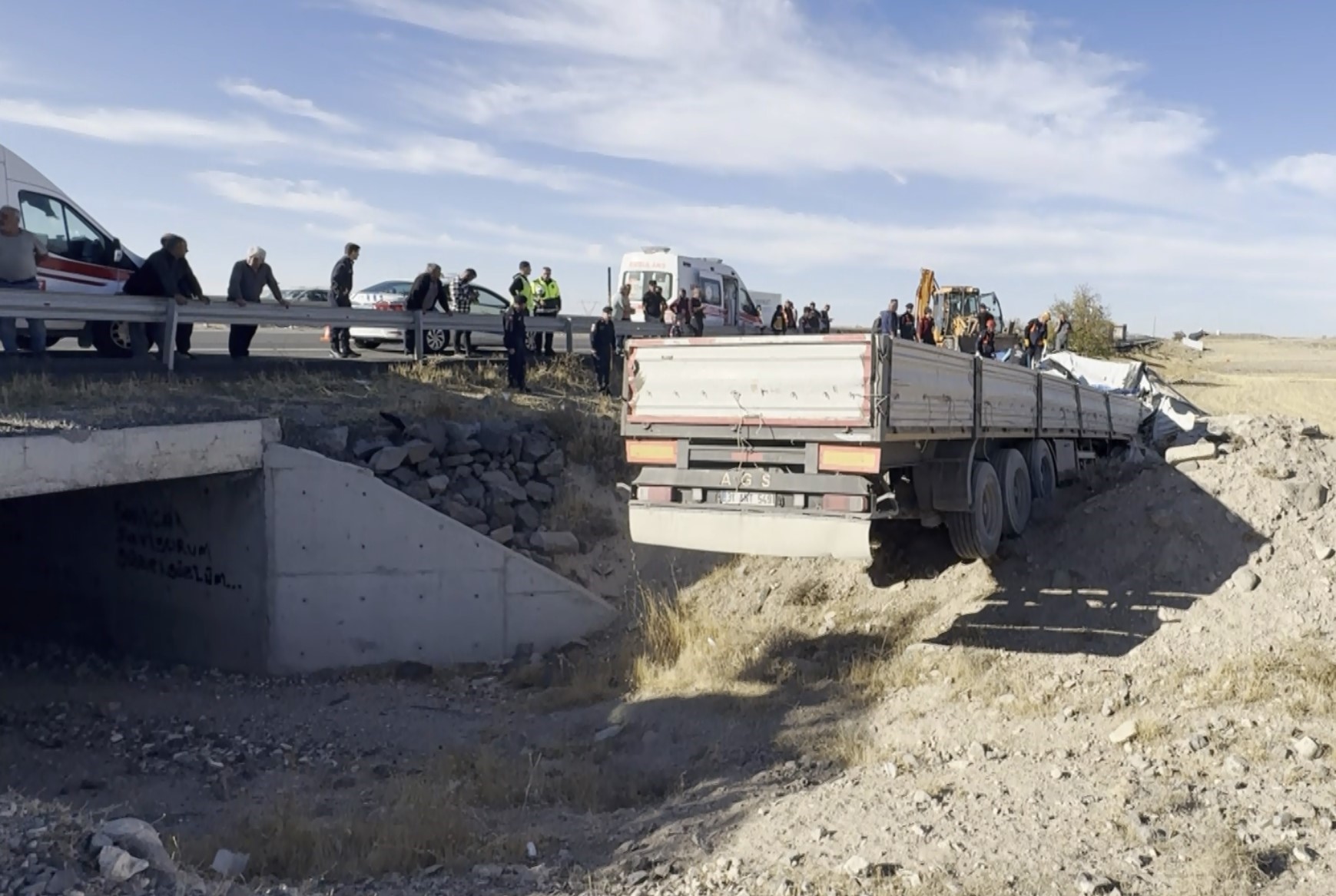 Sarampole Yuvarlanan Tirda Feci Son Surucu Kum Altinda Kalarak Can Verdi (4)
