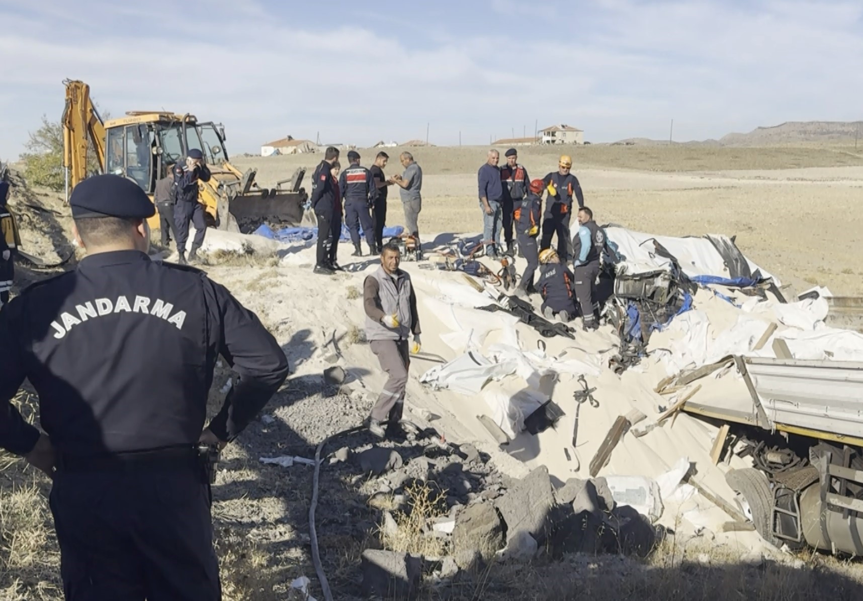 Sarampole Yuvarlanan Tirda Feci Son Surucu Kum Altinda Kalarak Can Verdi (6)