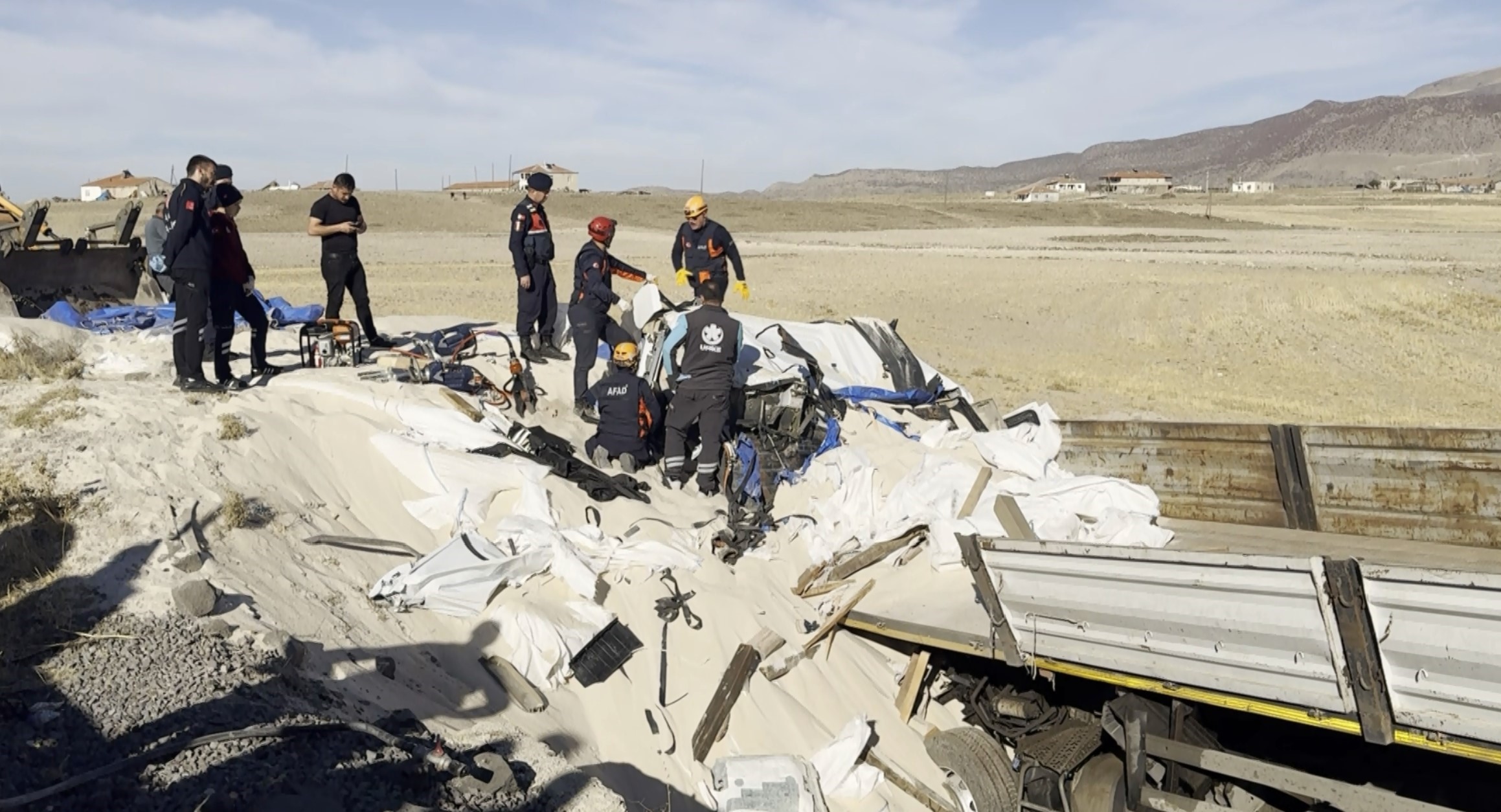 Sarampole Yuvarlanan Tirda Feci Son Surucu Kum Altinda Kalarak Can Verdi (8)
