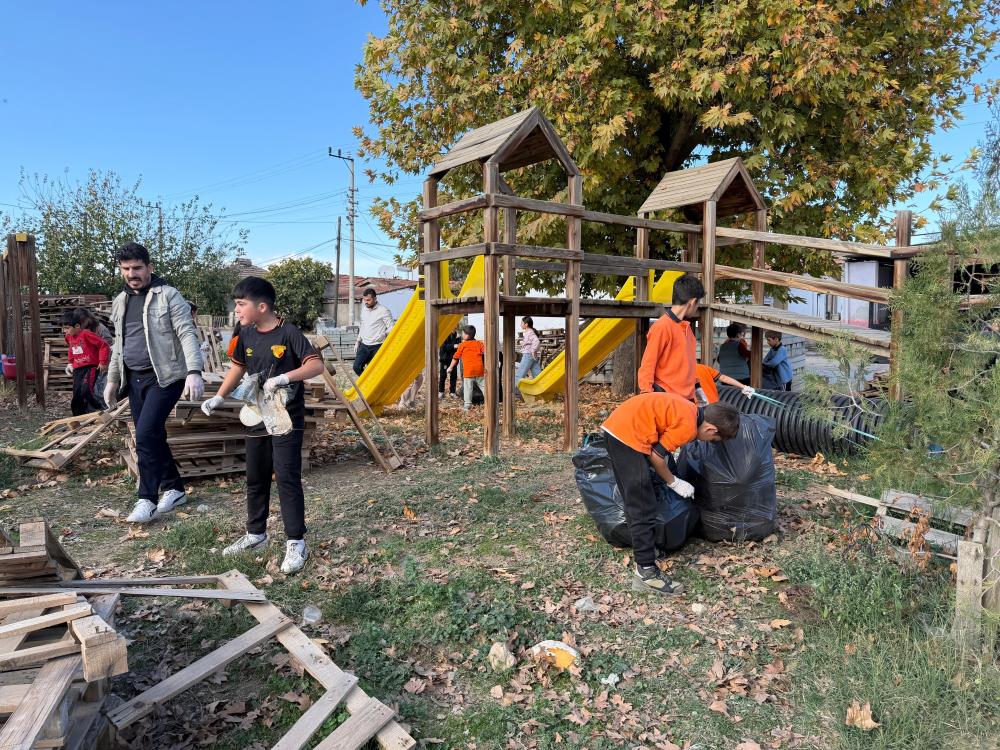 Sarıgöl’de Çavuşlar İlkokulu Ve Ortaokulu Öğrencileri Mahallede Çevre Temizliği Yaptı (2)