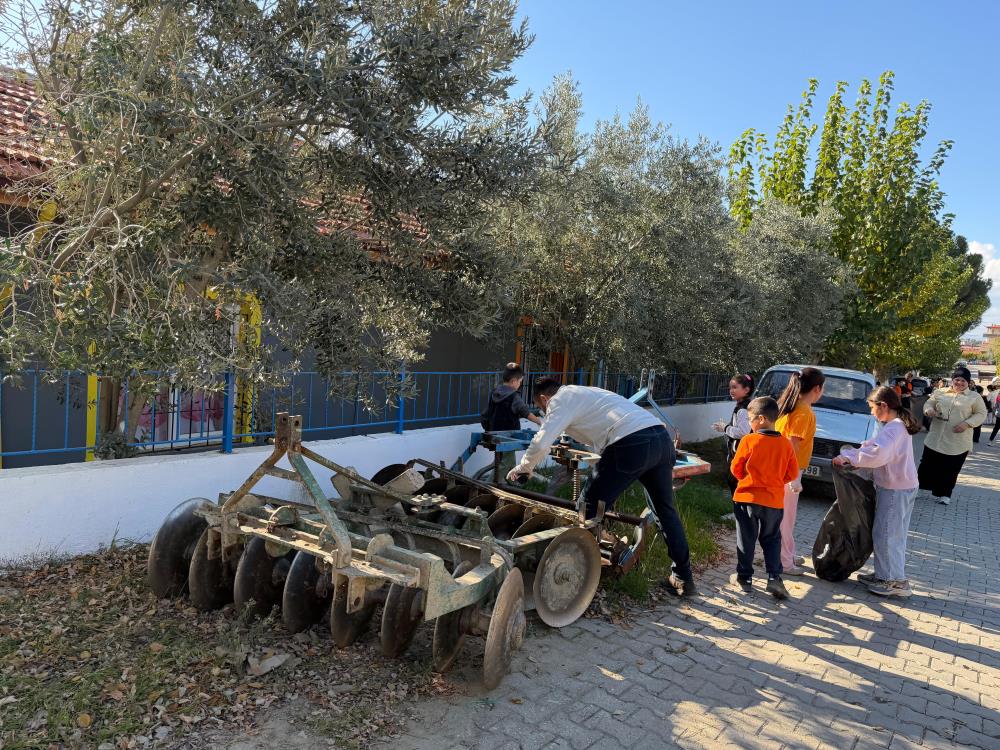Sarıgöl’de Çavuşlar İlkokulu Ve Ortaokulu Öğrencileri Mahallede Çevre Temizliği Yaptı (3)