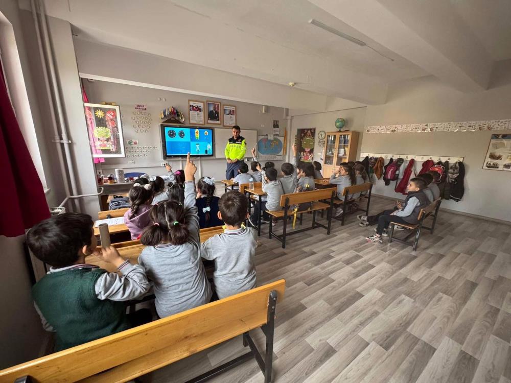 Sarigolde Jandarmadan Ogrencilere Uygulamali Trafik Egitimi (3)