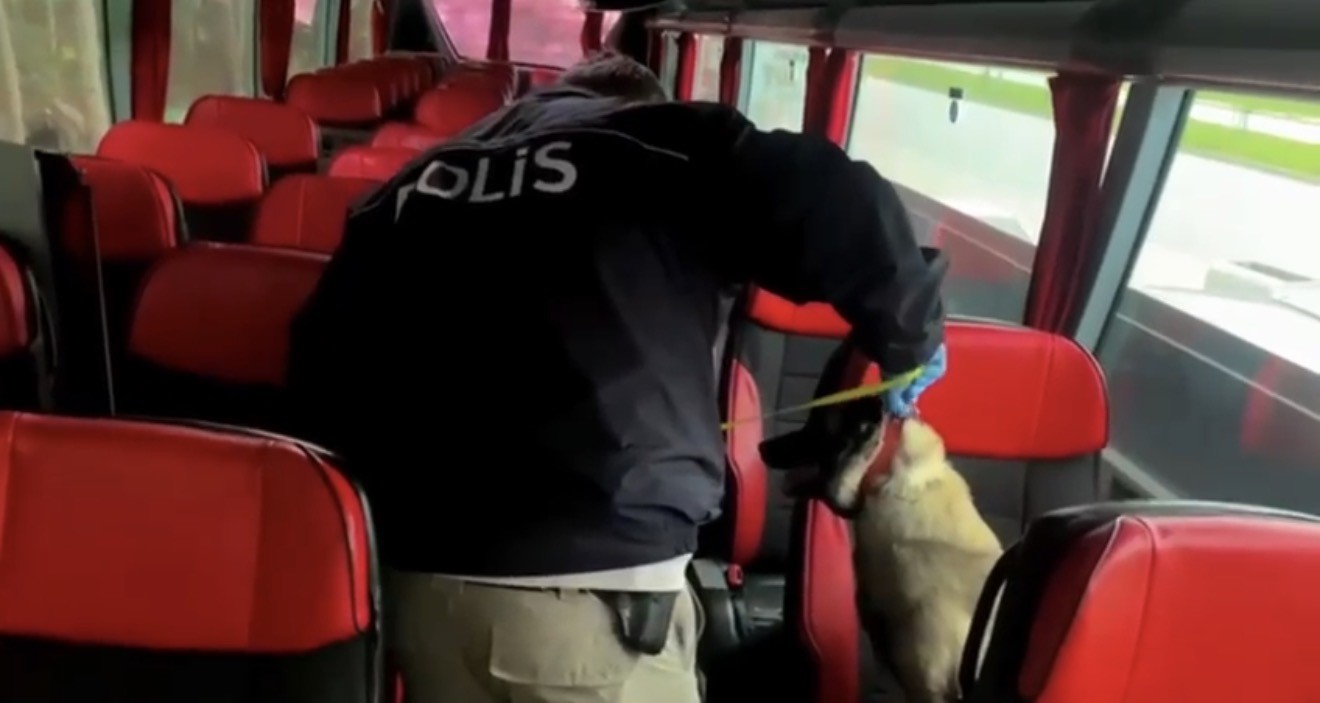 Şehirler Arası Otobüsle Uyuşturucu Sevkiyatı Tuvaletten 2 Kilo Metamfetamin Çıktı! (5)