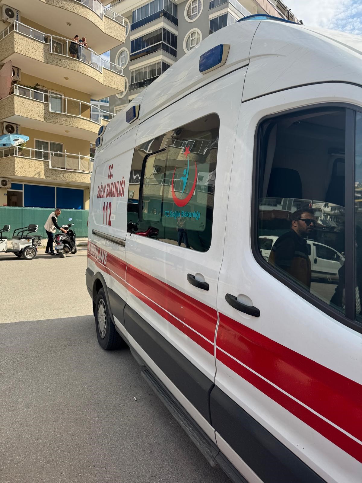 Sokakta Bıçaklı Saldırı Anbean Kamerada Koca Eşini Yere Yatırıp Herkesin Gözü Önünde Bıçakladı (3)