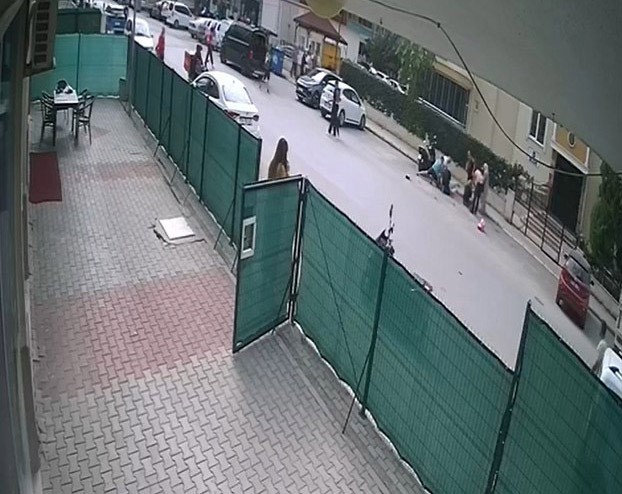 Sokakta Bıçaklı Saldırı Anbean Kamerada Koca Eşini Yere Yatırıp Herkesin Gözü Önünde Bıçakladı (5)