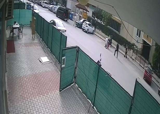 Sokakta Bıçaklı Saldırı Anbean Kamerada Koca Eşini Yere Yatırıp Herkesin Gözü Önünde Bıçakladı (6)