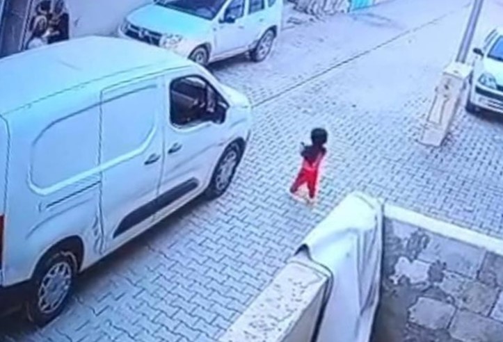 Sokakta Can Yakan Anlar Kargo Aracı 2 Yaşındaki Çocuğu Ezdi! Minik Leyla’nın Hayatını Kaybettiği Anlar Kamerada (3)