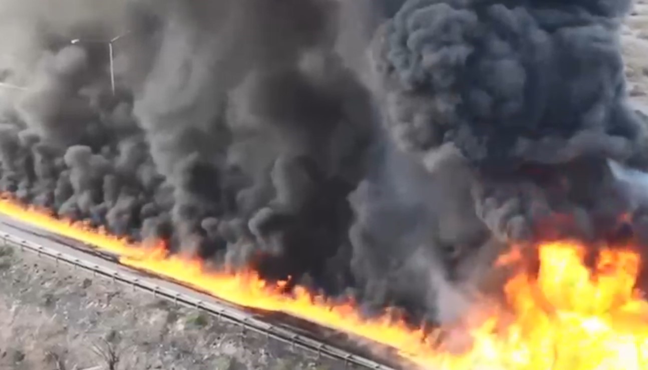 Tanker Patladı, Gökyüzü Kara Dumanla Kaplandı 26 Bin Litre Yakıtla Büyük Risk, Itfaiye Facianın Önüne Geçti (2)