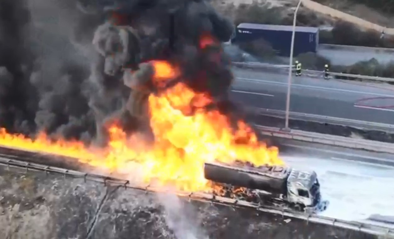 Tanker Patladı, Gökyüzü Kara Dumanla Kaplandı 26 Bin Litre Yakıtla Büyük Risk, Itfaiye Facianın Önüne Geçti (3)