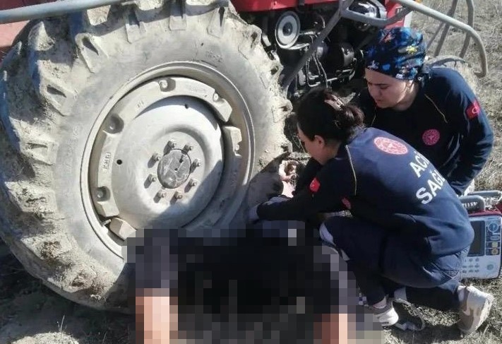 Tarlasını Sürerken Dengesini Kaybetti, Traktörün Altında Kaldı! Eski Muhtar Tarlasında Hayatını Kaybetti (3)