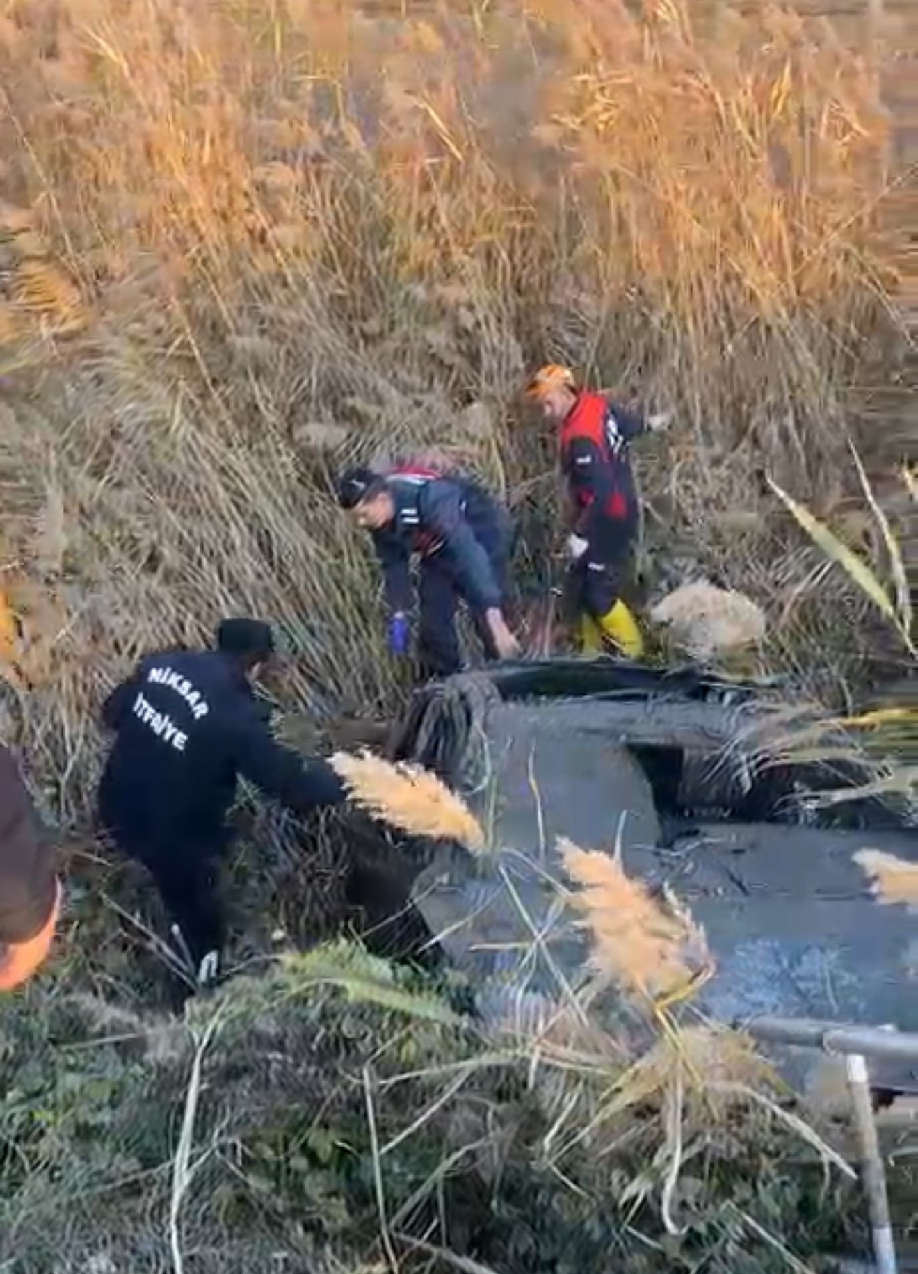 Tarlaya Devrilen Araçta Büyük Kayıp! İki Kişi Olay Yerinde Öldü (2)