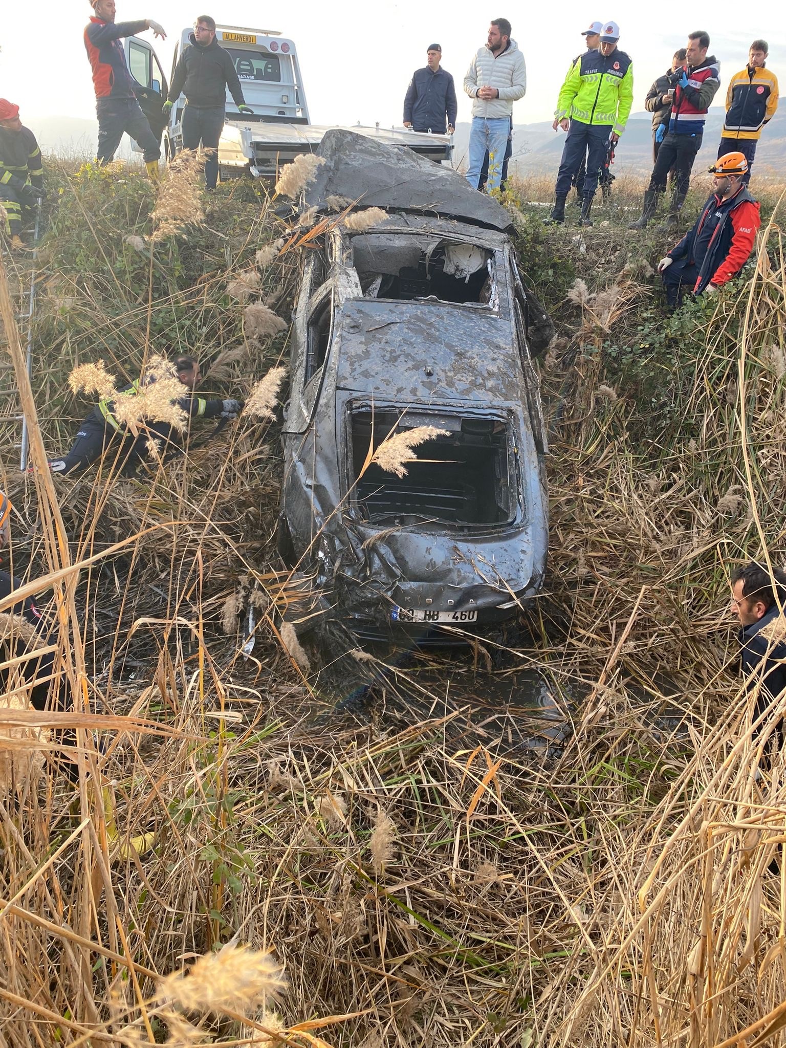 Tarlaya Devrilen Araçta Büyük Kayıp! İki Kişi Olay Yerinde Öldü (5)