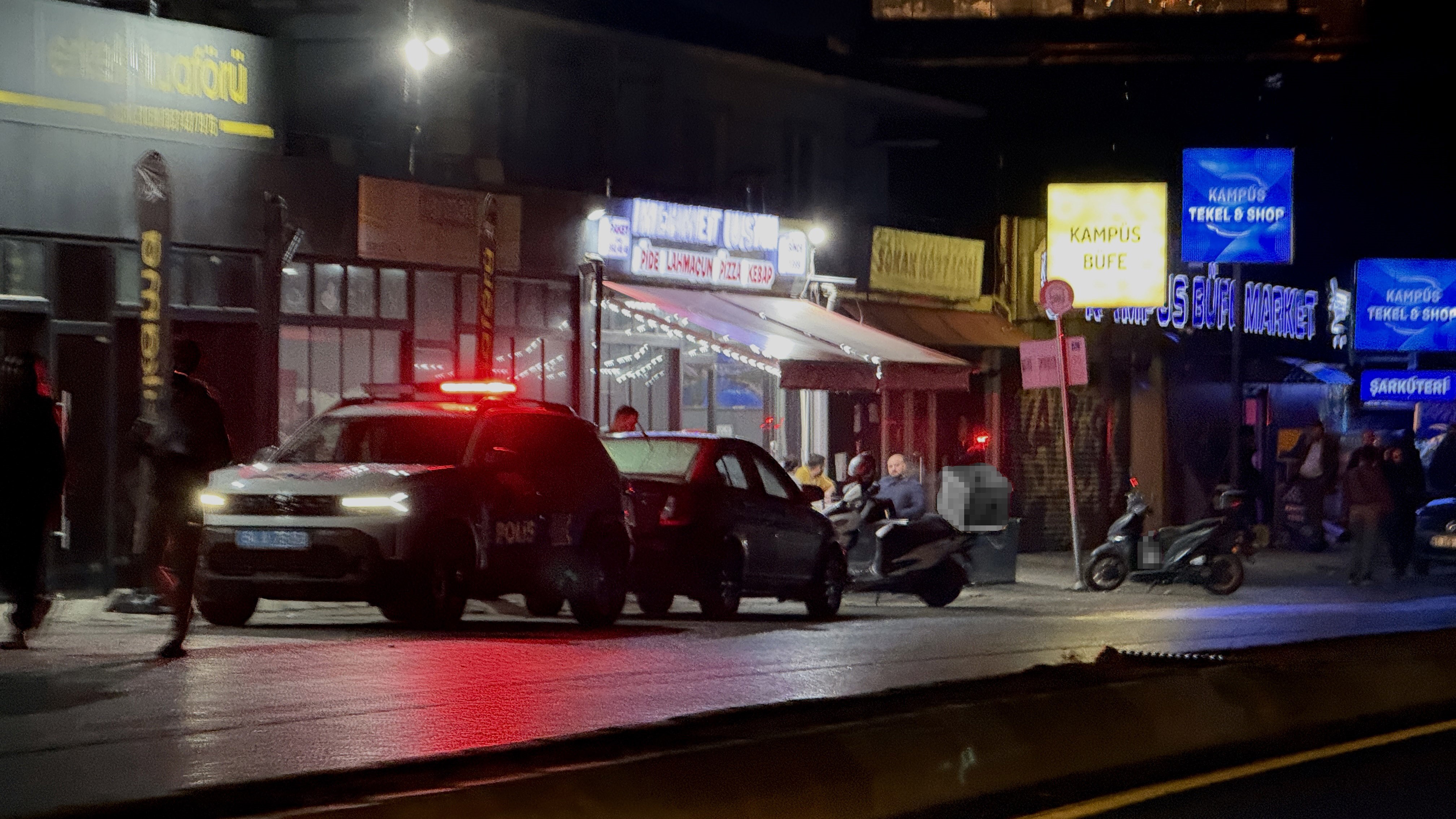 Tekel Bayisine Silahli Saldiri Kameralara Yansidi Seken Kursun Garsona Isabet Etti (1)