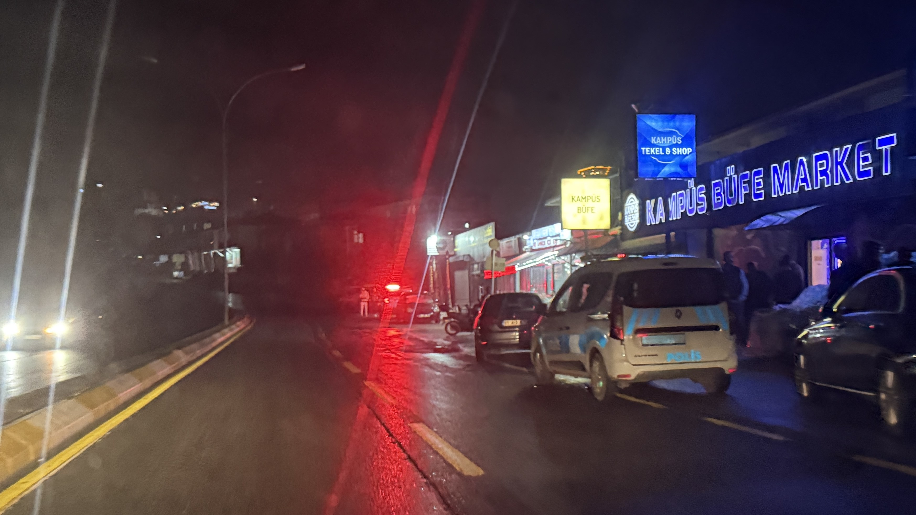 Tekel Bayisine Silahli Saldiri Kameralara Yansidi Seken Kursun Garsona Isabet Etti (2)