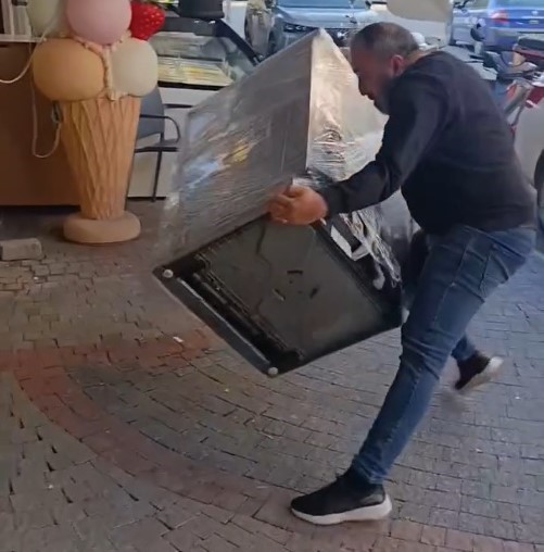 Teshir Urun Gonderdiler Ofkeli Musteri Bulasik Makinesini Magaza Onunde Parcaladi (2)