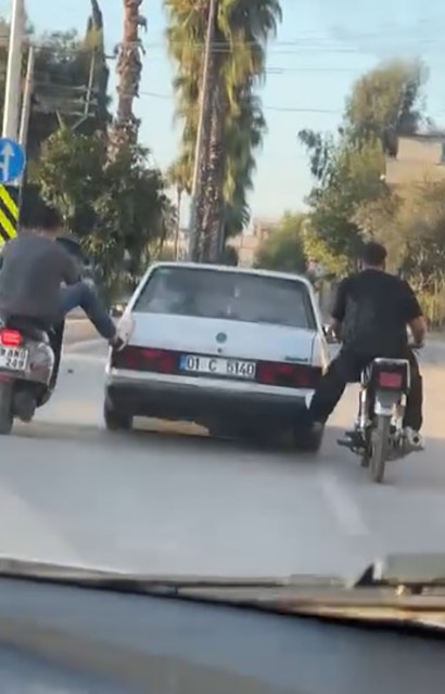 Tofaş Yolda Kaldı, Motosikletliler Devreye Girdi Otomobili Ayaklarıyla Ittirdikleri Anlar Kamerada (2)