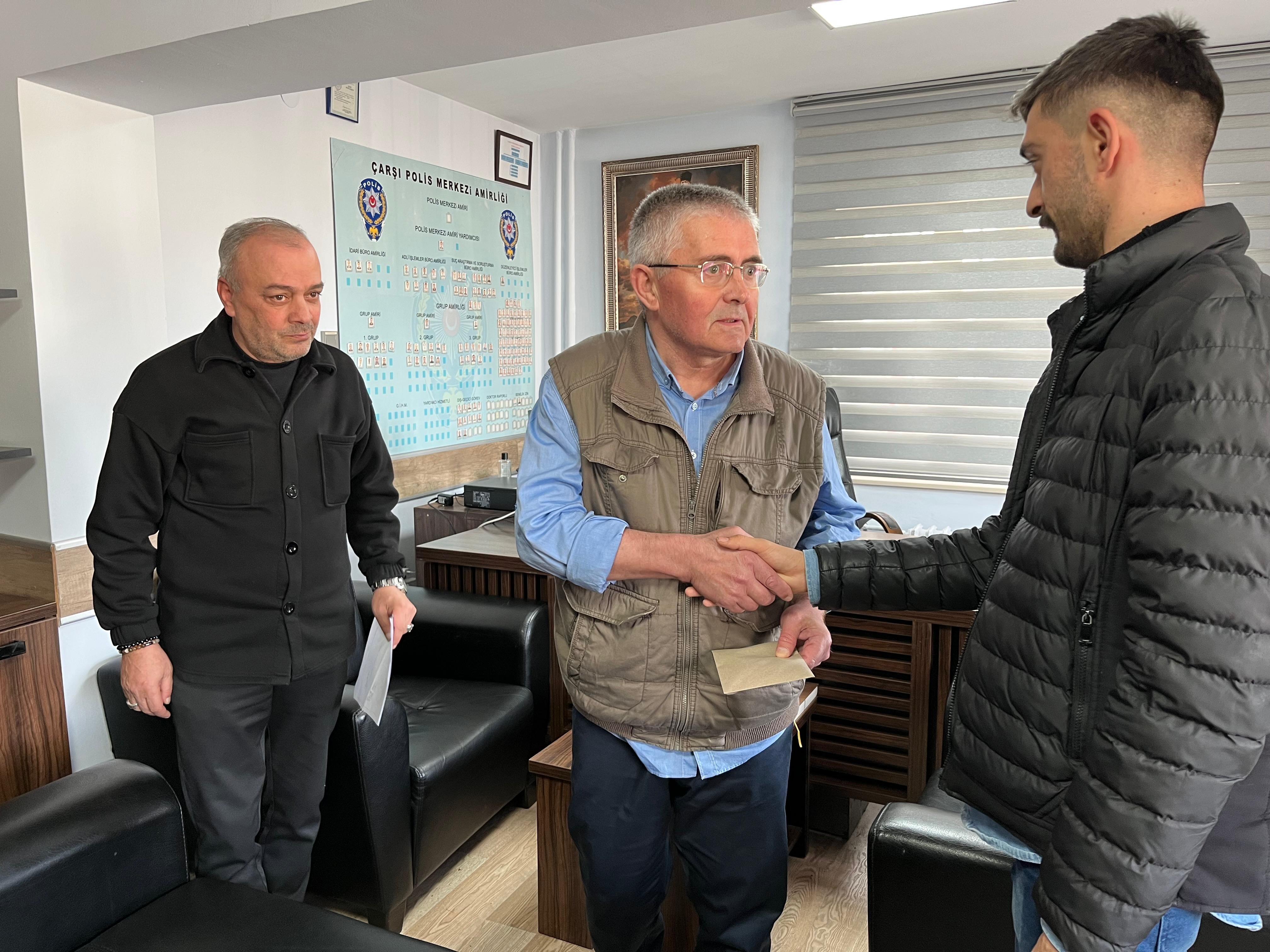 Toki̇ Taksitini Yatırmaya Giderken 2 Bin Euro Buldu, Hiç Düşünmeden Polise Teslim Etti (4)