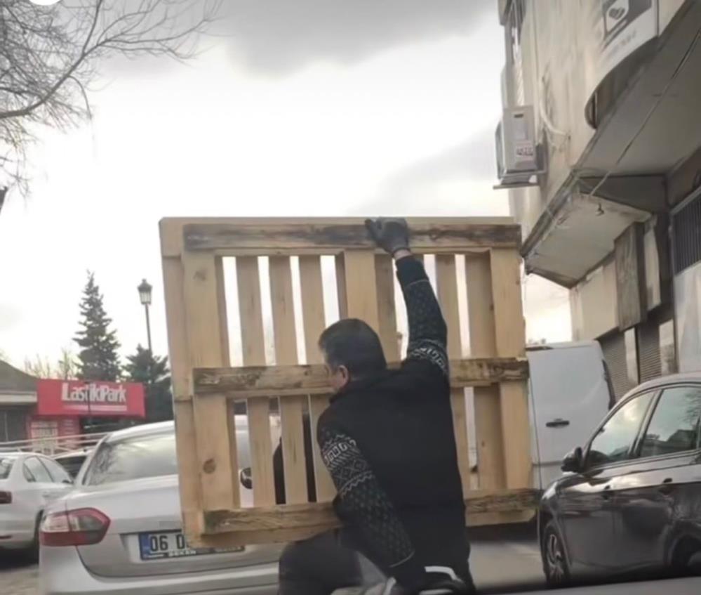 Trafikte Tehlikeli Yolculuk Motosiklette Palet Tasiyan Sahis Kamerada (2)