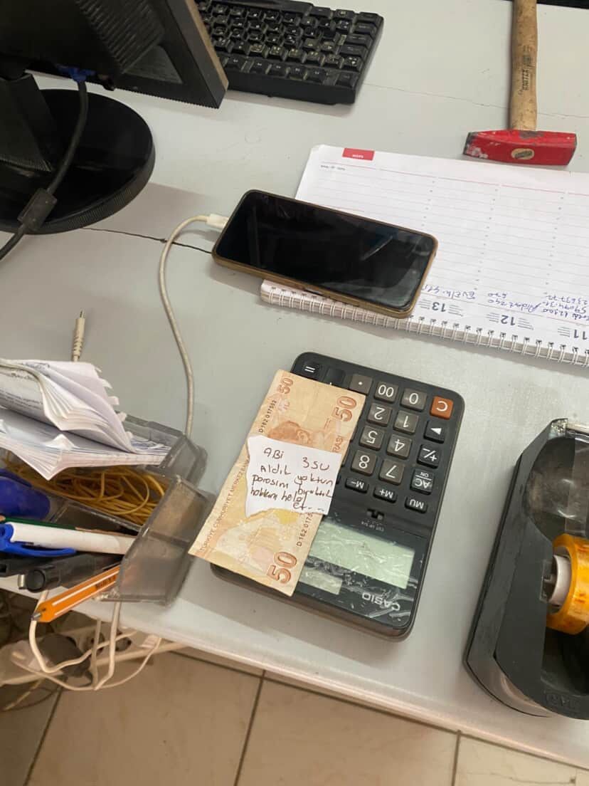 Vicdanli Genclerden Duygulandiran Davranis Abi 3 Su Aldik Hakkini Helal Et (2)