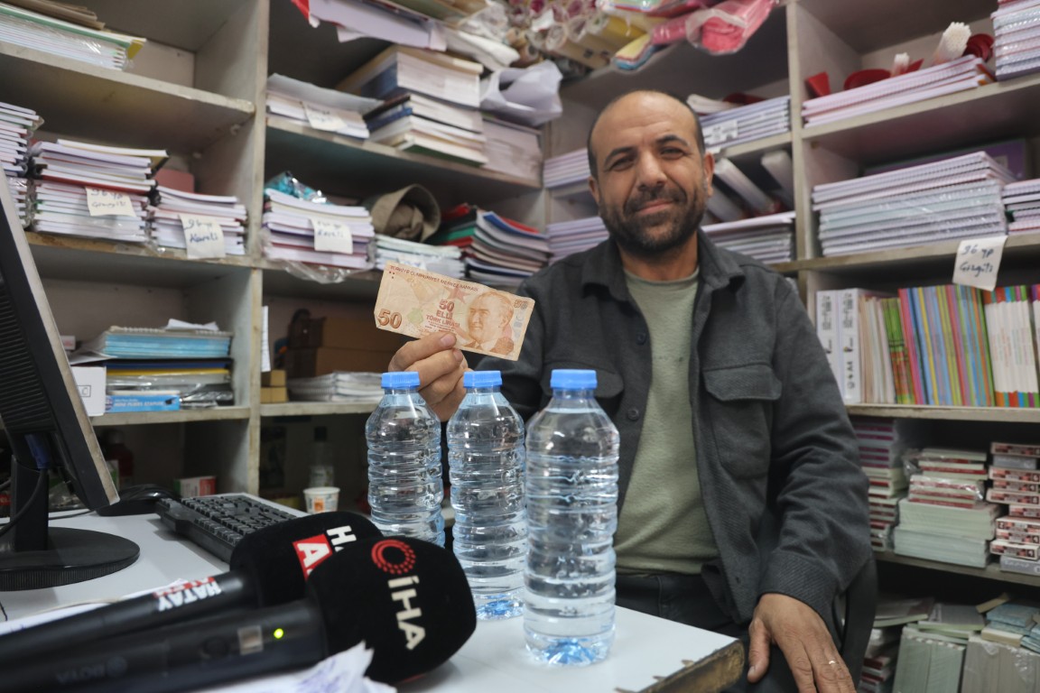 Vicdanli Genclerden Duygulandiran Davranis Abi 3 Su Aldik Hakkini Helal Et (4) (Orta)