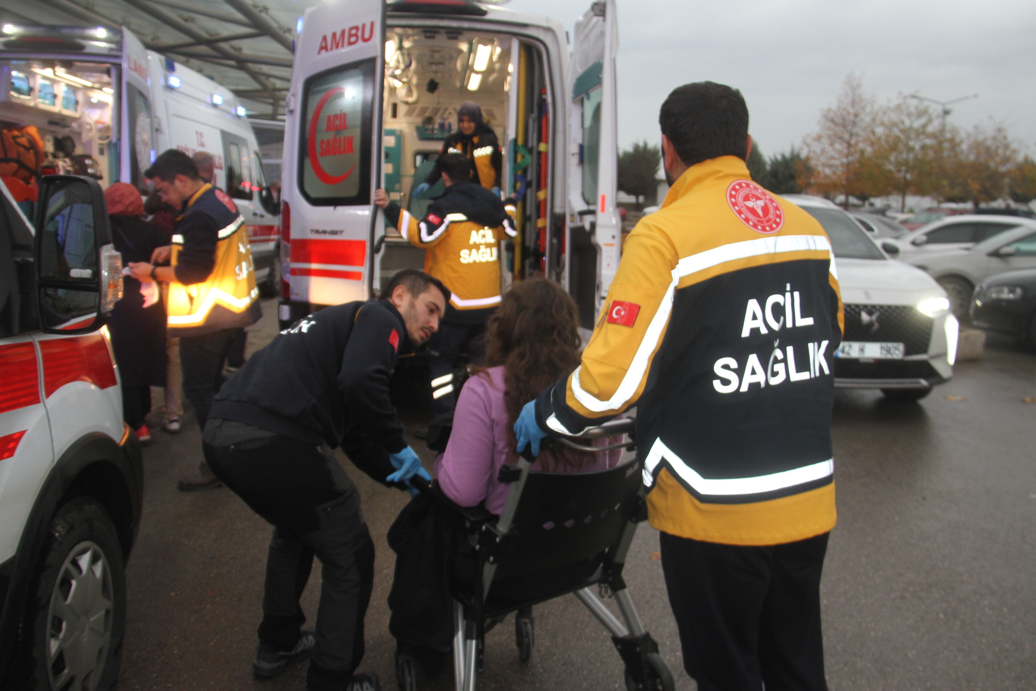 Yağışlı Hava Faciaya Yol Açtı Öğrenci Servisi Kayarak Devrildi, 31 Yaralı (3)