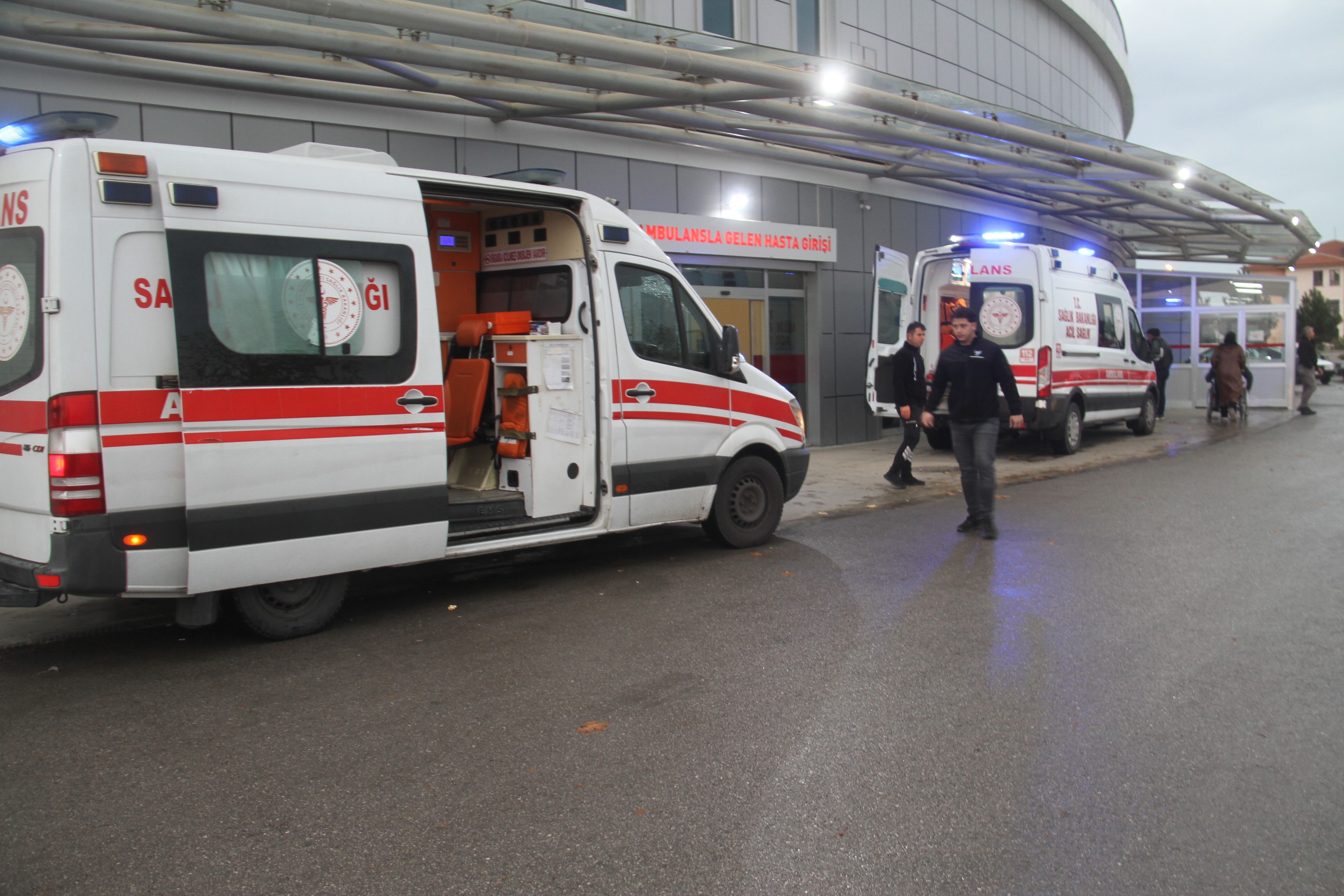 Yağışlı Hava Faciaya Yol Açtı Öğrenci Servisi Kayarak Devrildi, 31 Yaralı (4)