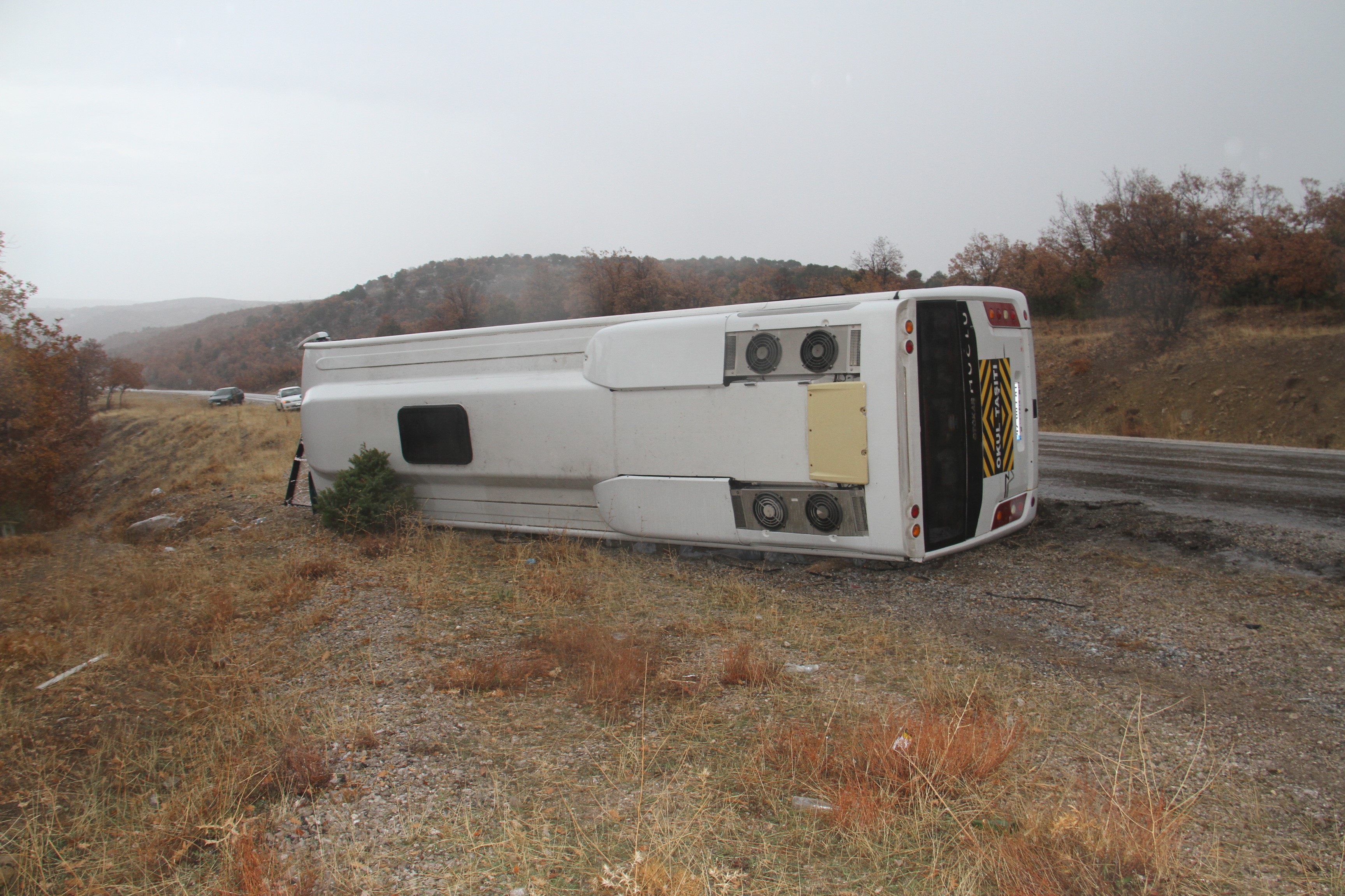 Yağışlı Hava Faciaya Yol Açtı Öğrenci Servisi Kayarak Devrildi, 31 Yaralı (7)