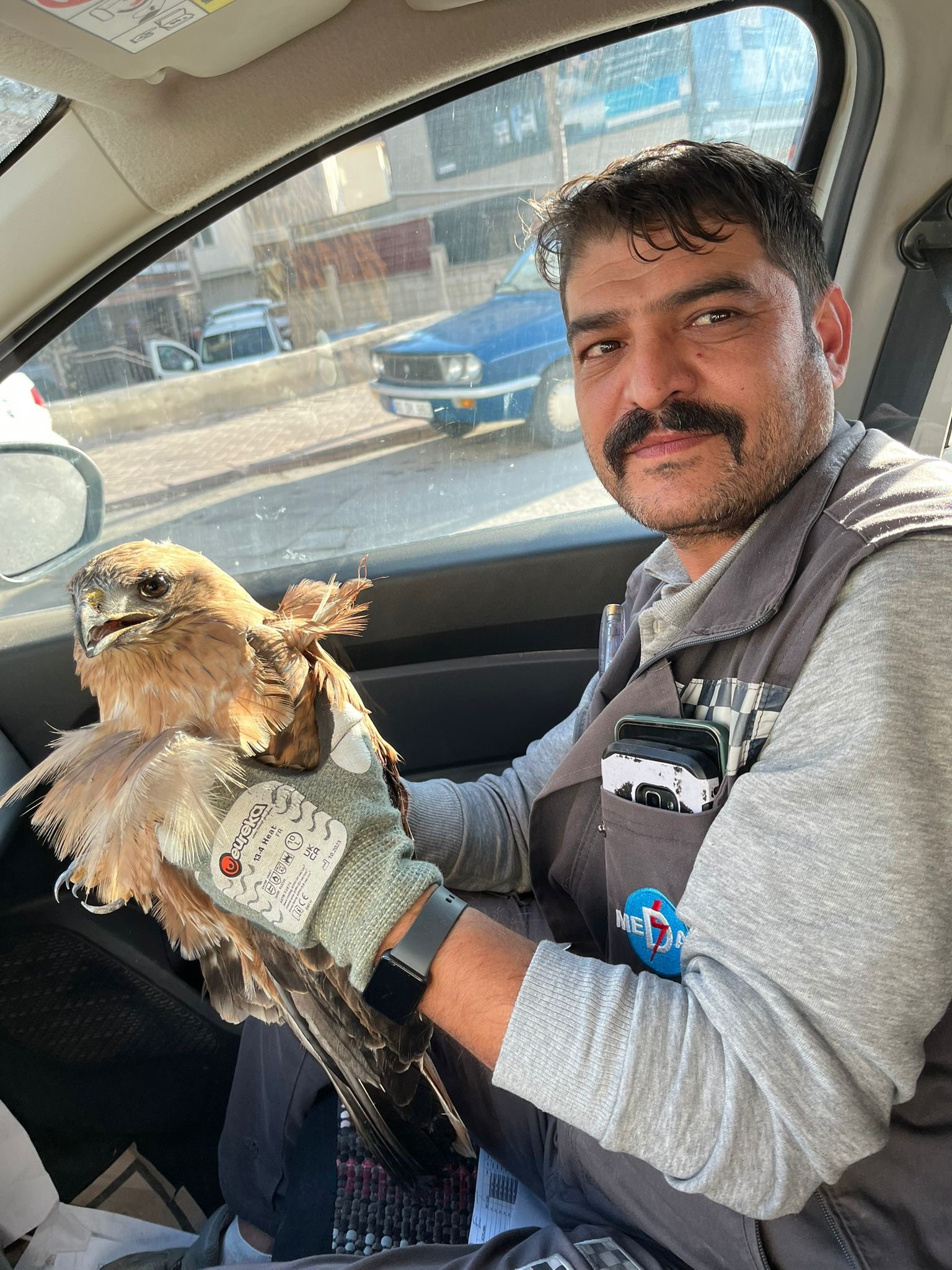 Yarali Sahine Yardim Eli 01