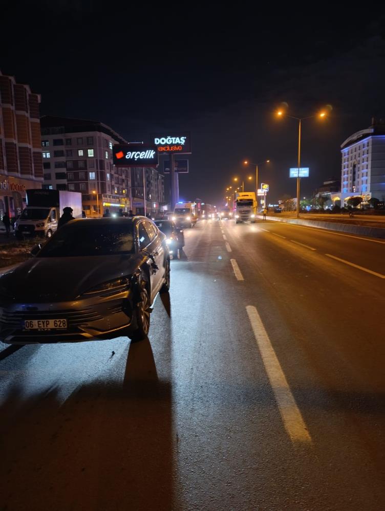 Yaya Gecidi Kabusa Dondu Yolun Karsisina Gecen 2 Kadina Otomobil Carpti (2)