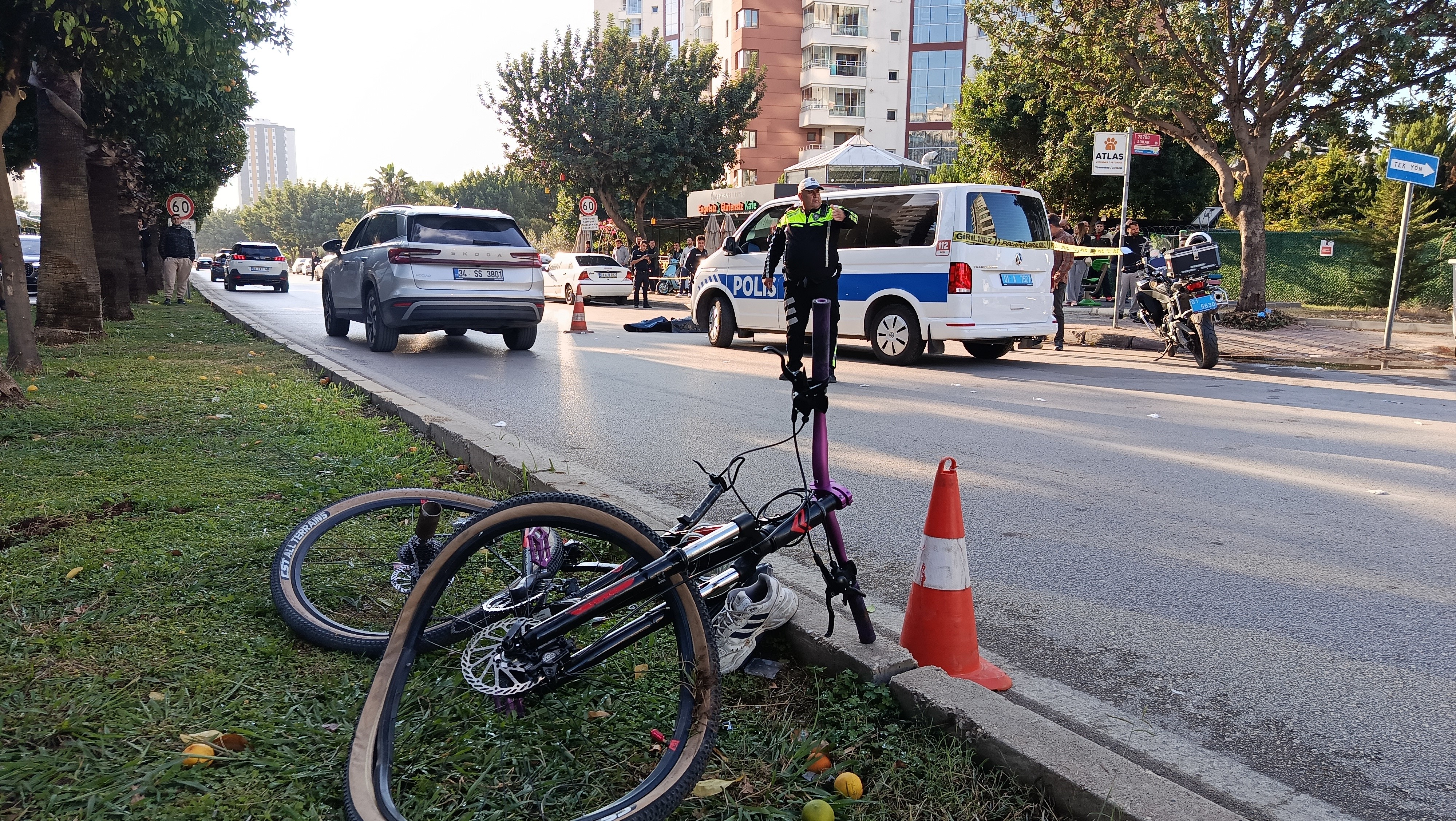 Yaya Geçidinde Korkunç Ölüm Bisikletli Çocuğa Lüks Otomobil Çarptı, Sürücü Kaçtı (2)