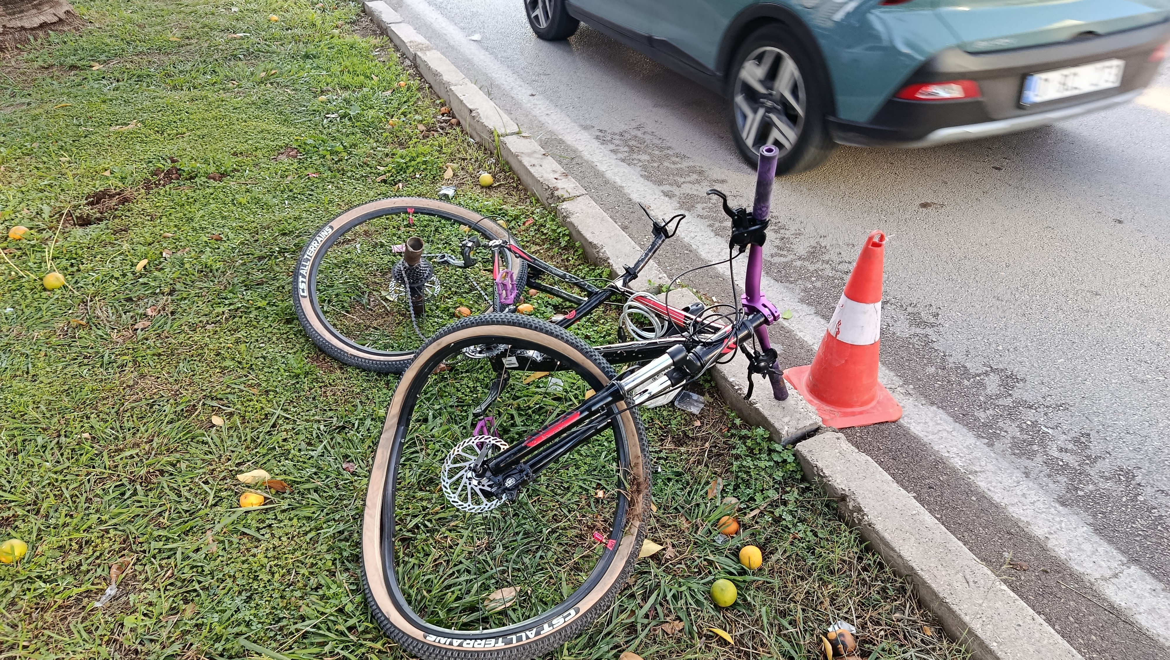 Yaya Geçidinde Korkunç Ölüm Bisikletli Çocuğa Lüks Otomobil Çarptı, Sürücü Kaçtı (3)