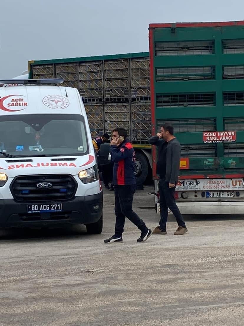 Yol Kenarında Feci Son Tır Altında Kalan Yaşlı Adam Ölümden Kurtulamadı (2)