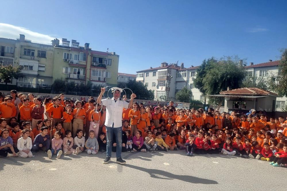 Yunusemrede Geleneksel Kukla Gosterisi Cocuklarla Bulustu (1)