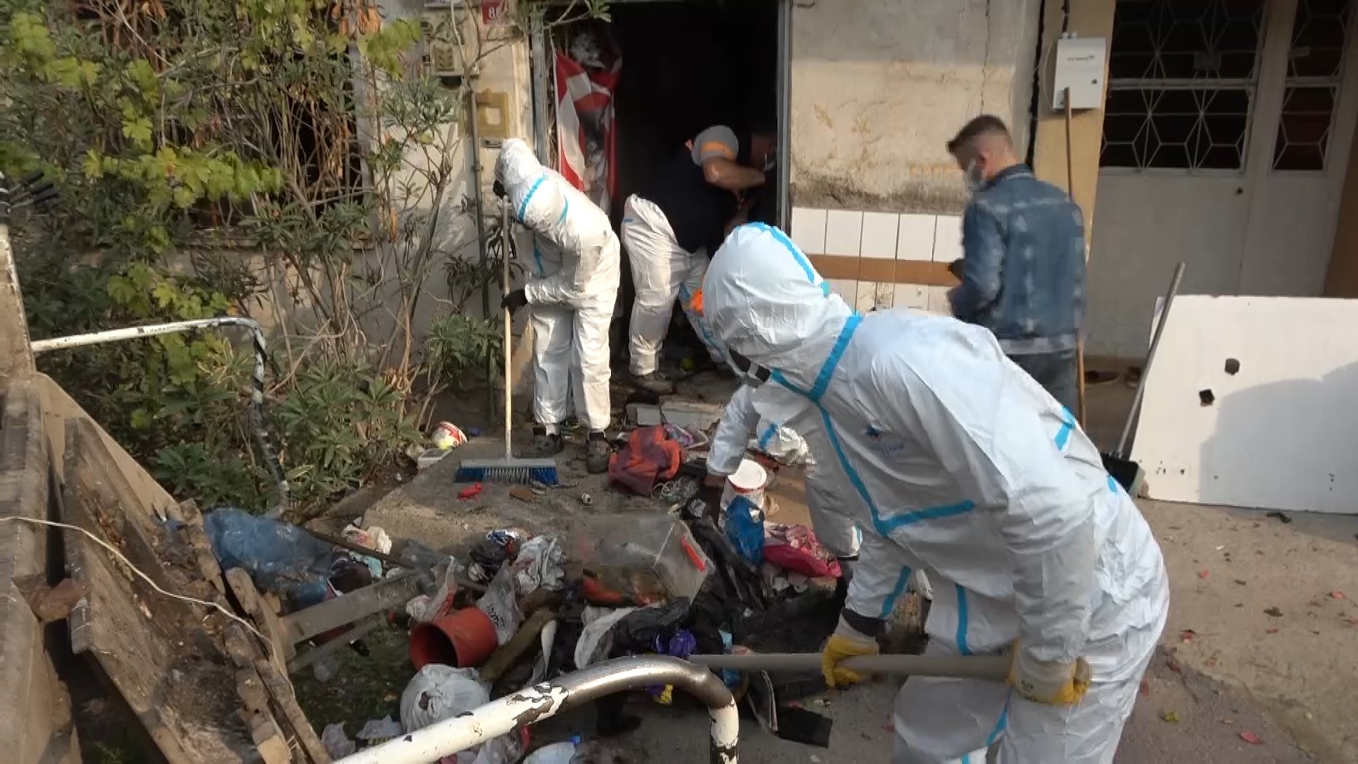 Zabıta Ekipleri Şoke Oldu Tek Başına Yaşayan Adamın Evinden 2 Kamyon Çöp Çıktı (2)