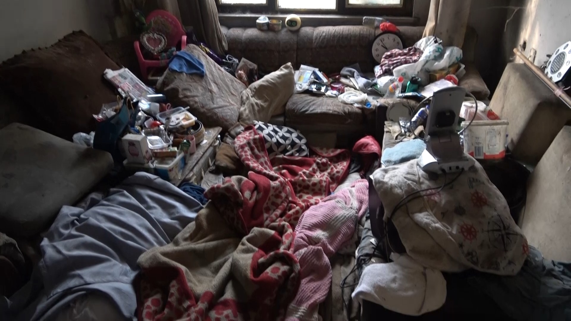 Zabıta Ekipleri Şoke Oldu Tek Başına Yaşayan Adamın Evinden 2 Kamyon Çöp Çıktı (3)