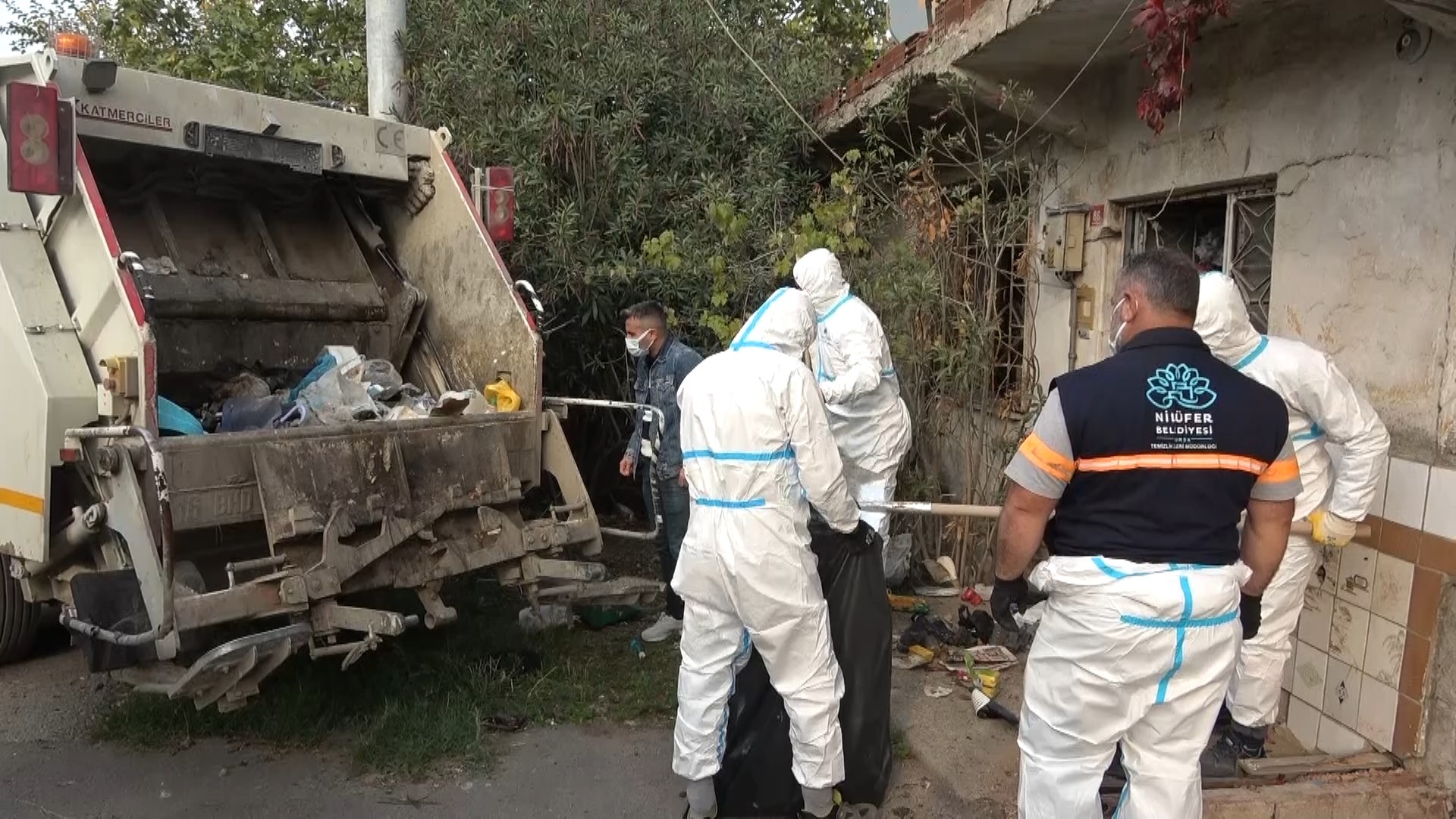 Zabıta Ekipleri Şoke Oldu Tek Başına Yaşayan Adamın Evinden 2 Kamyon Çöp Çıktı (5)