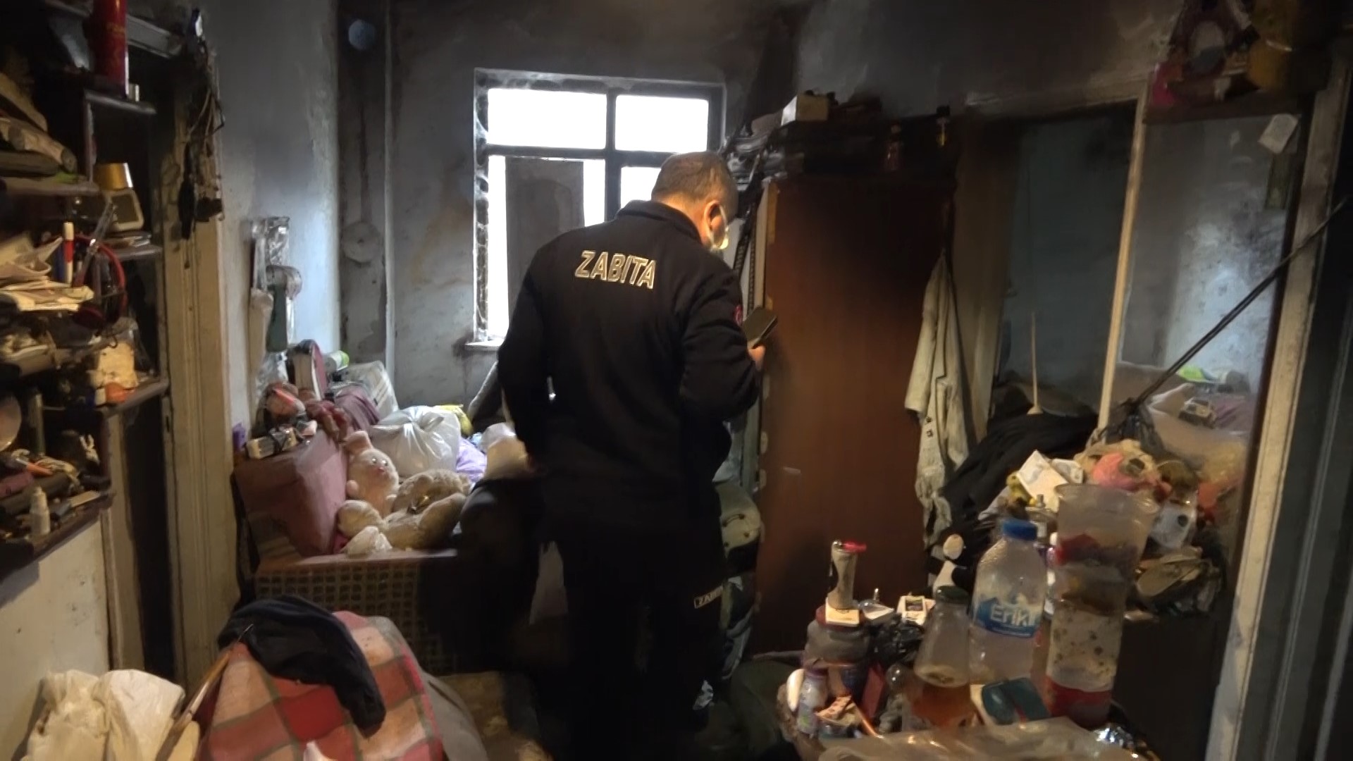 Zabıta Ekipleri Şoke Oldu Tek Başına Yaşayan Adamın Evinden 2 Kamyon Çöp Çıktı (6)