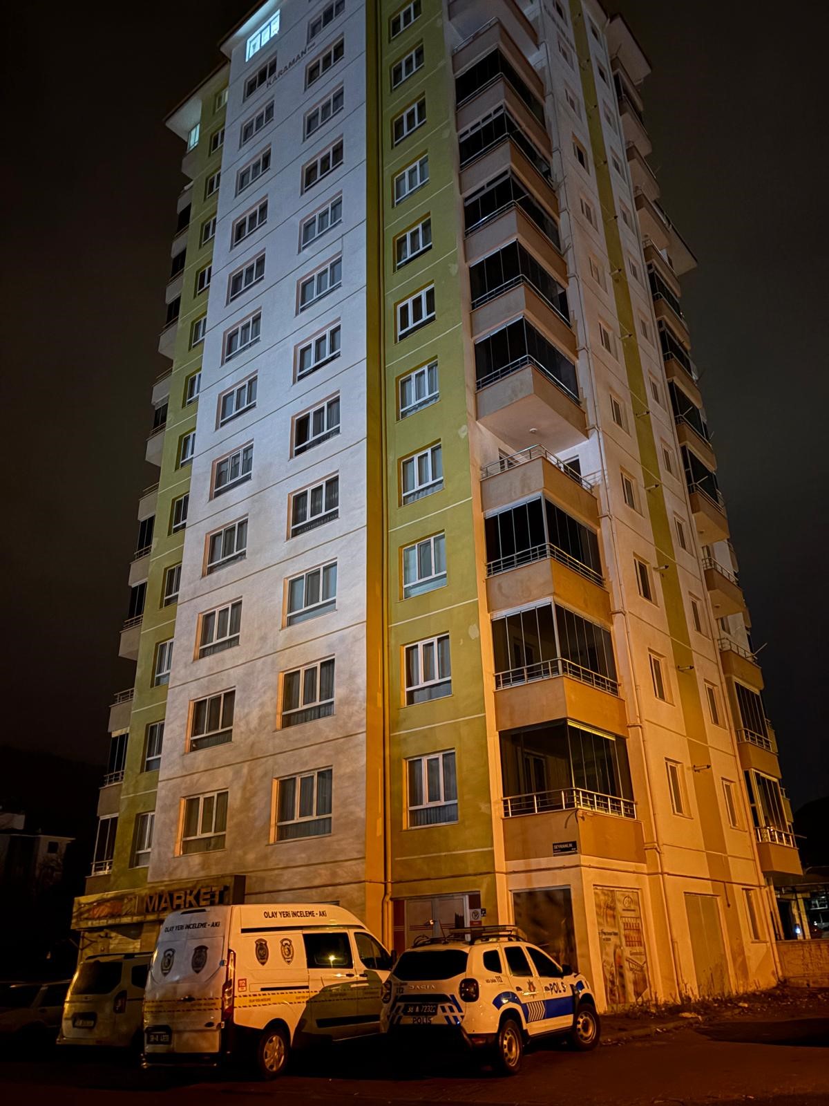 13 Katlı Binada Kan Aktı Baba Ve Oğul Boğazından Bıçaklandı (2)