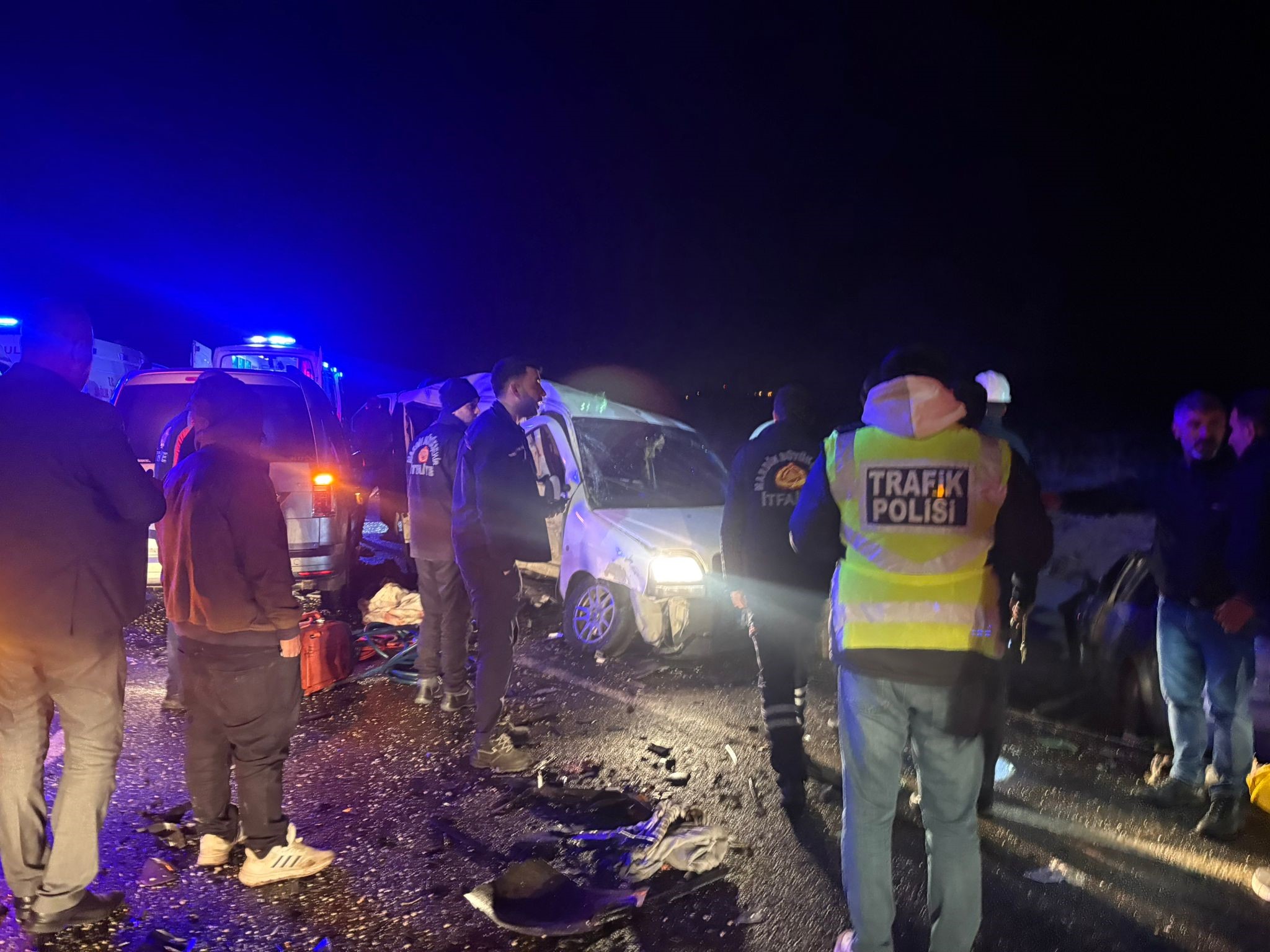 3 Araç Çarpıştı, Kaza Katliama Döndü! Ölü Sayısı 4’E Yükseldi, 5 Yaralı Var (3)