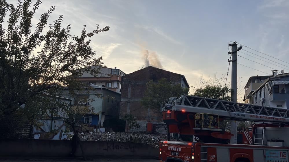 3 Katli Binanin Catisinda Yangin Baba Ve Oglu Dumandan Etkilendi (1)