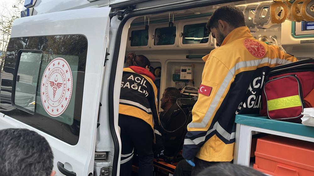 3 Katli Binanin Catisinda Yangin Baba Ve Oglu Dumandan Etkilendi (3)