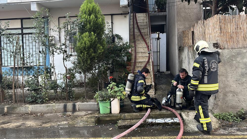 3 Katli Binanin Catisinda Yangin Baba Ve Oglu Dumandan Etkilendi (4)