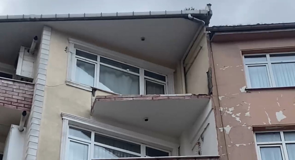 5 Katlı Binada Balkon Çöktü! Yayalar Saniyelerle Kurtuldu, Facia Anı Kamerada (3)