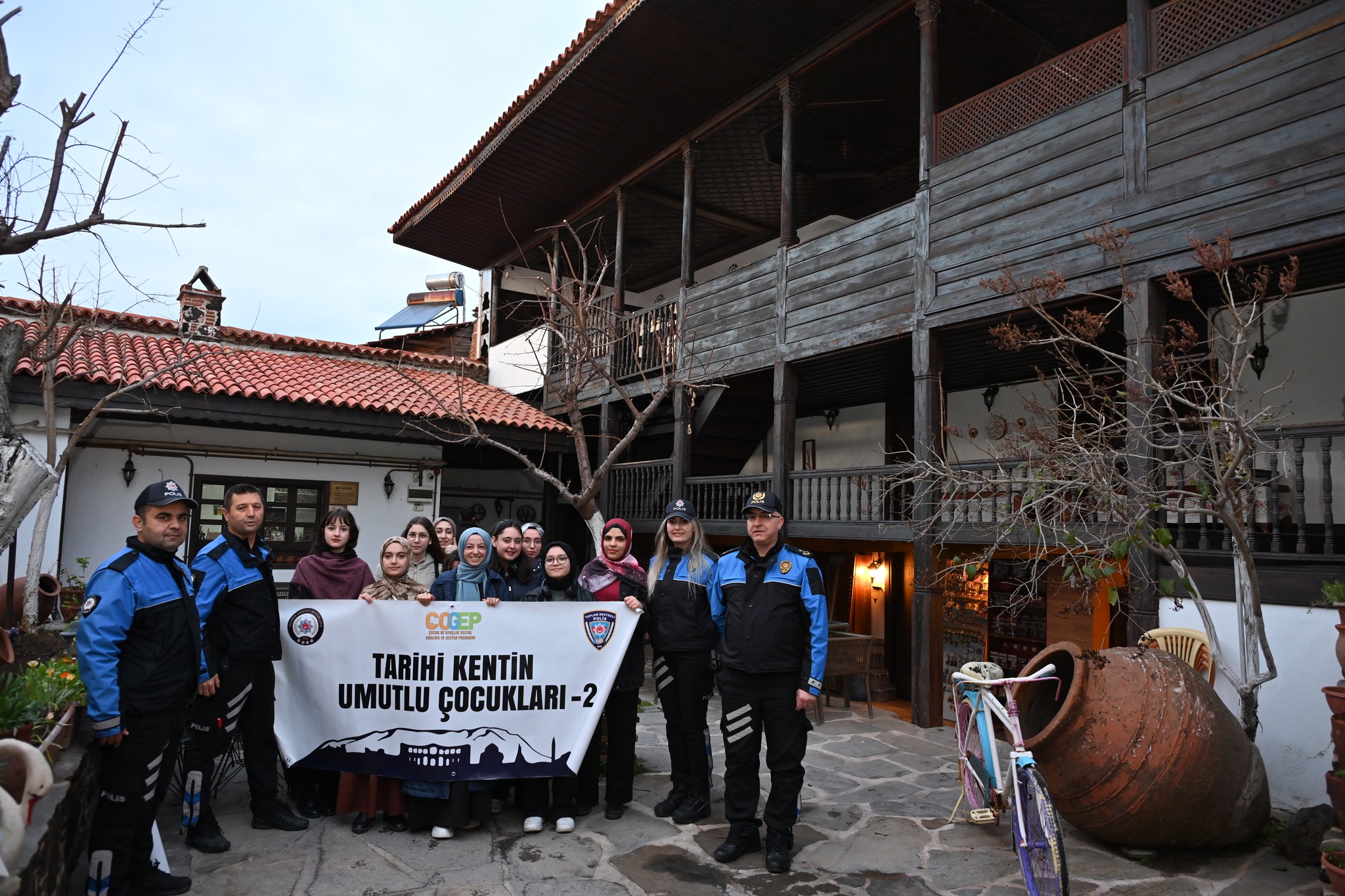 598664413 1296379705863128 2851464808381127575 N