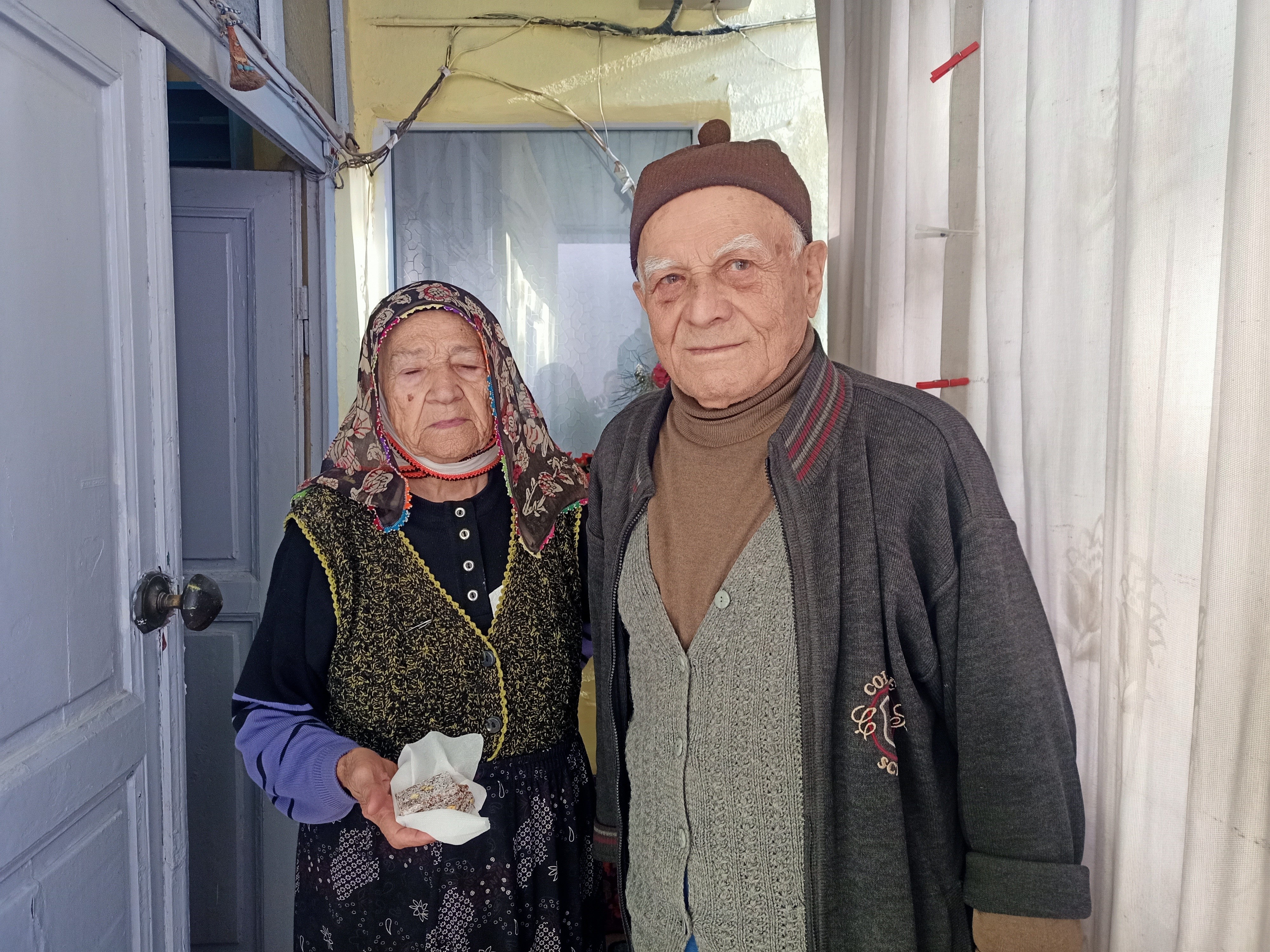 93 Yasindaki Saffet Amca 12 Bin Kmdeki Gun Gormemis Tofasini Aglayarak Satti (2)