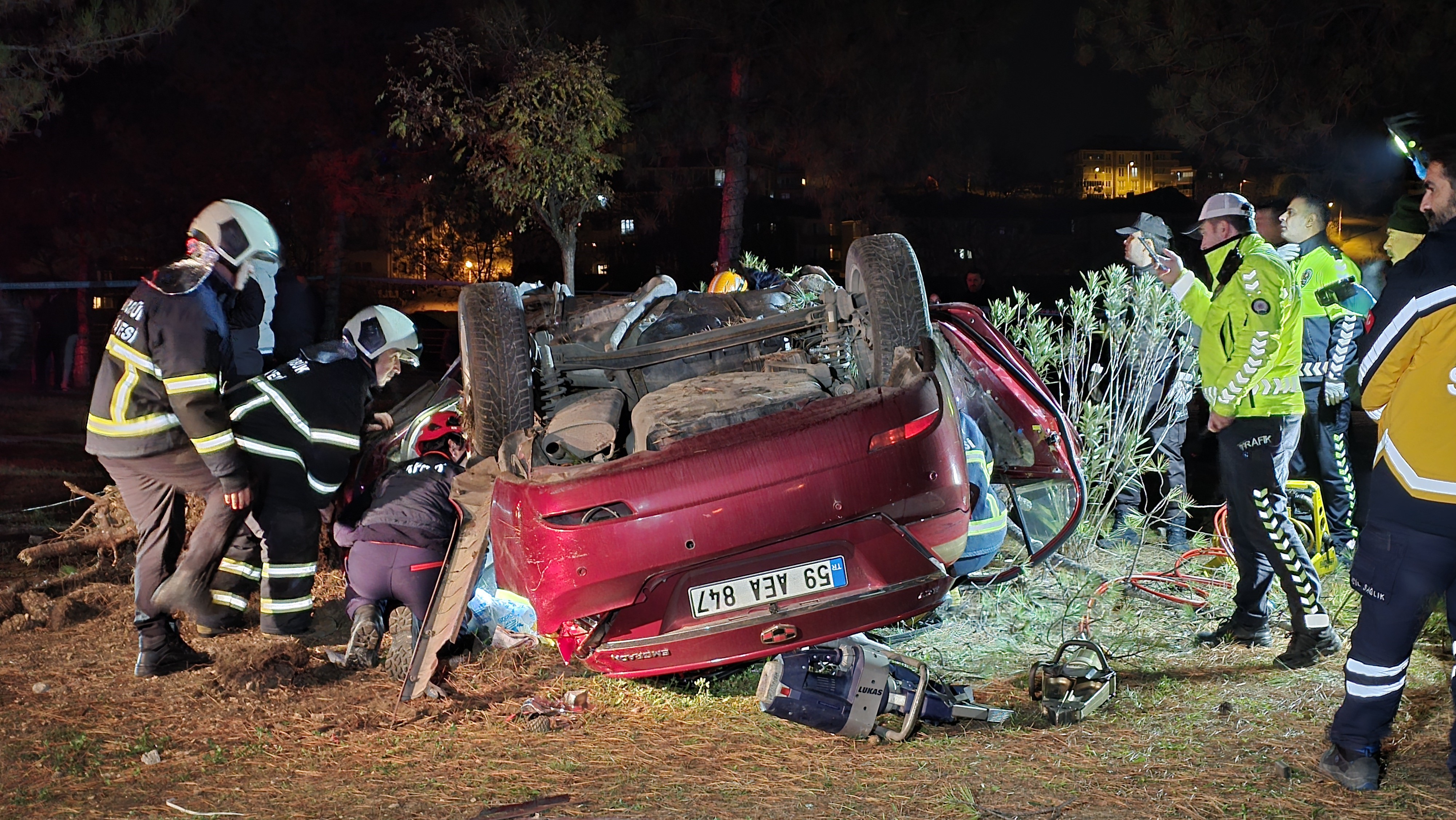 Ağaca Çarpan Otomobil Kağıt Gibi Ezildi Sürücü Feci Şekilde Öldü (3)