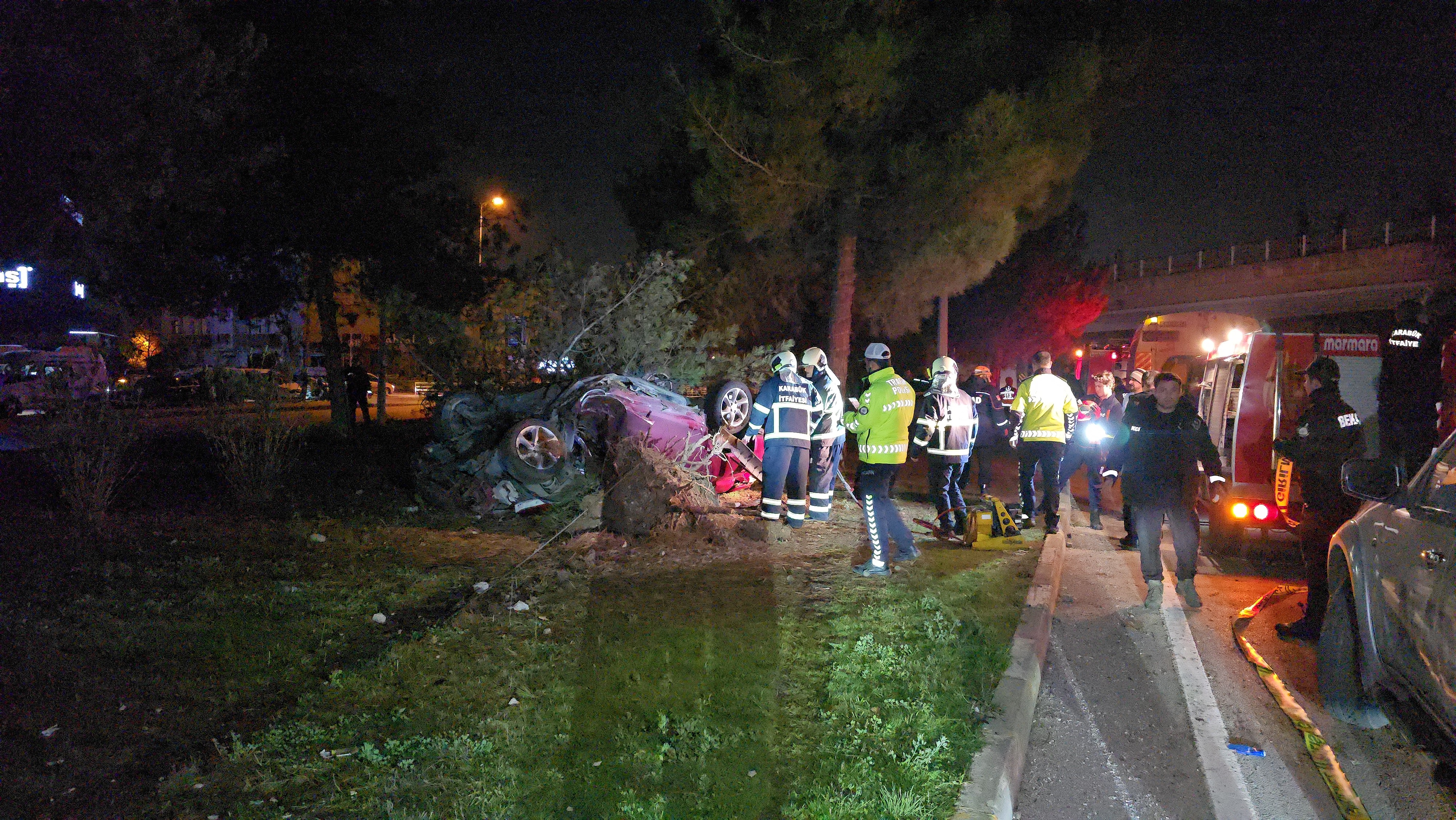 Ağaca Çarpan Otomobil Kağıt Gibi Ezildi Sürücü Feci Şekilde Öldü (4)